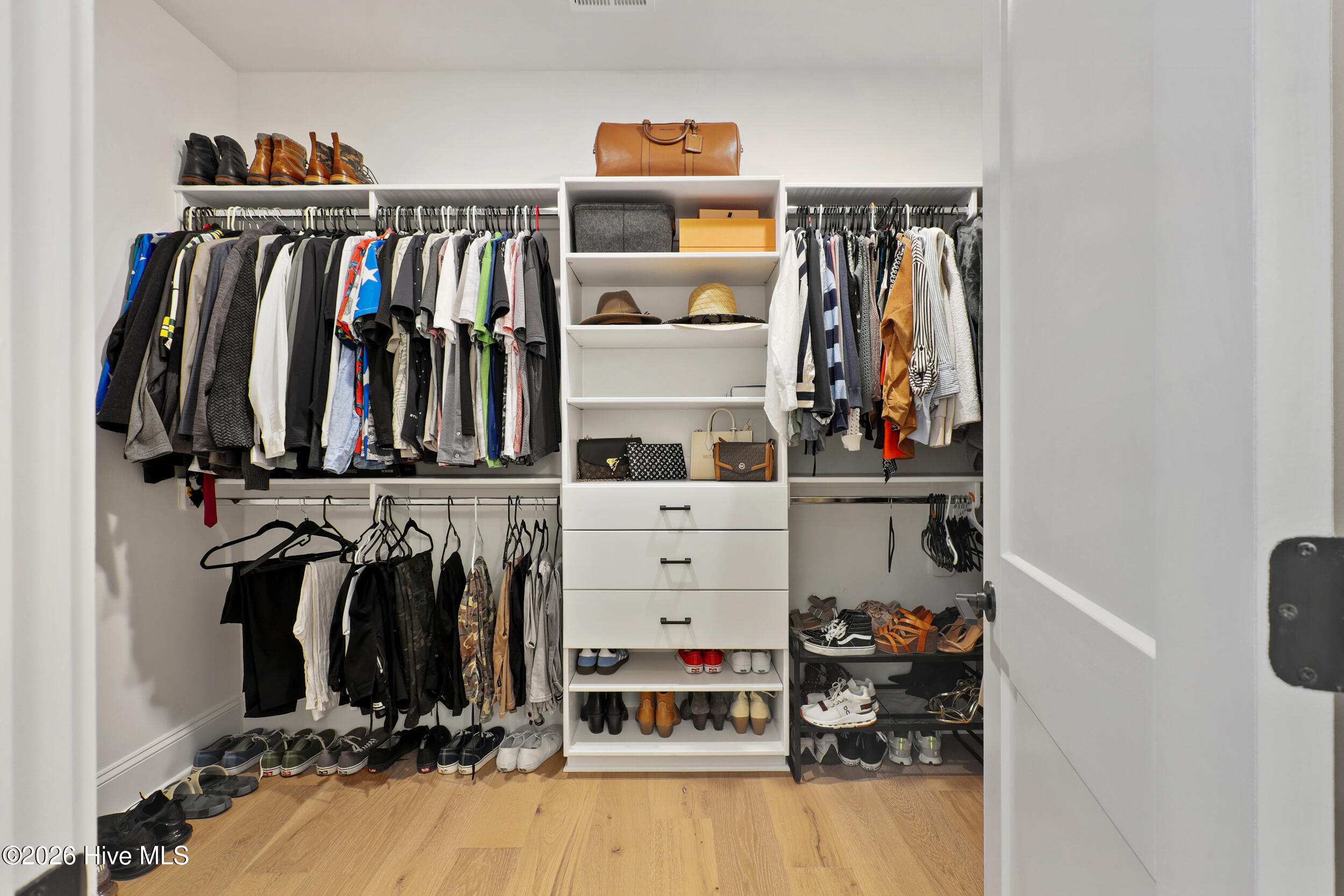 100551729 | Photo 28