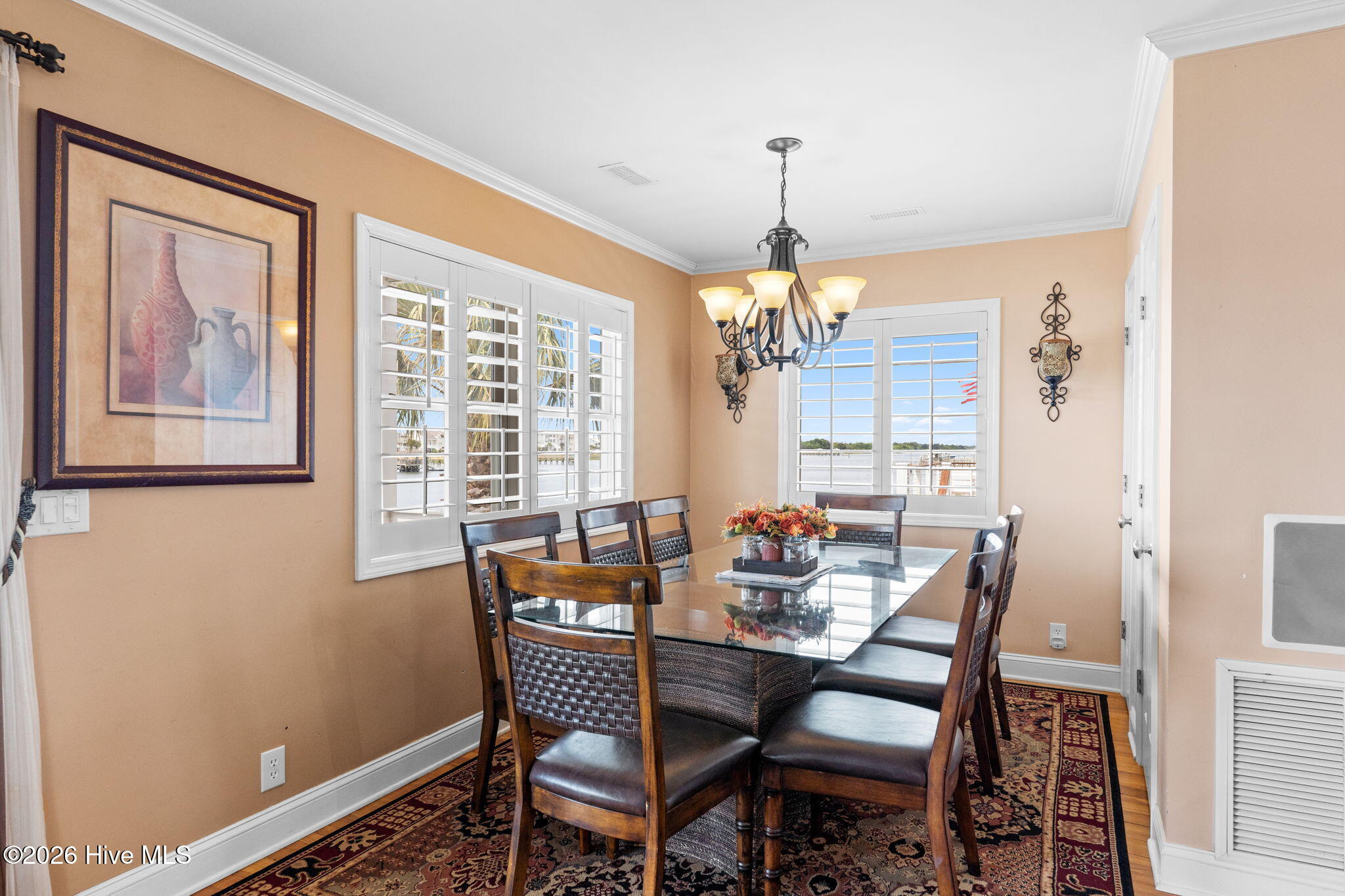 100570592 | Photo 22