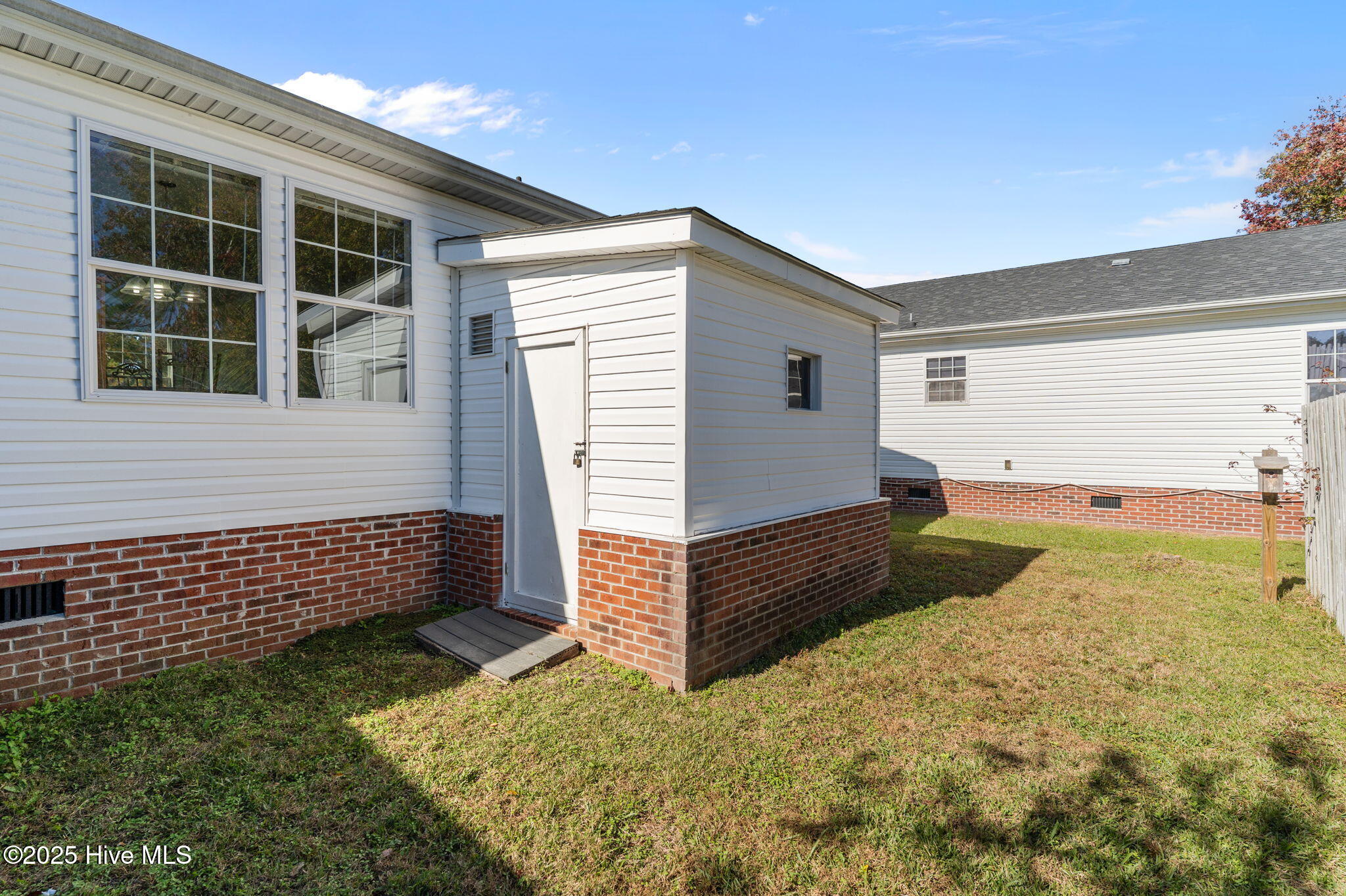 100535102 | Photo 33