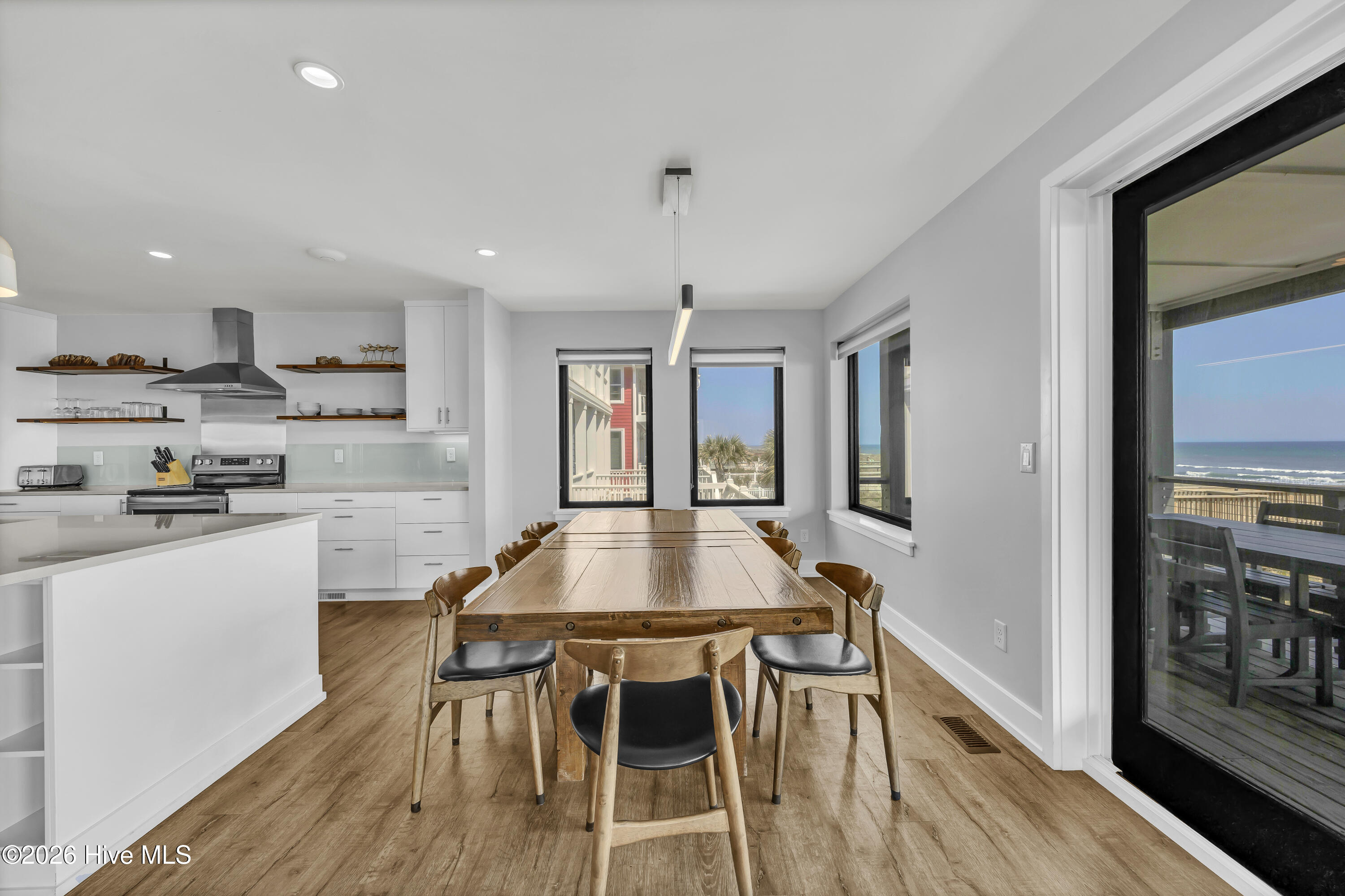 100565280 | Photo 50