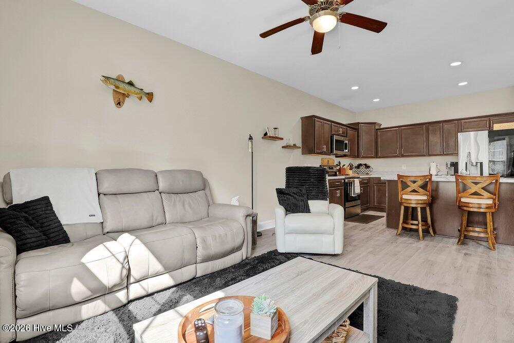 100568323 | Photo 12