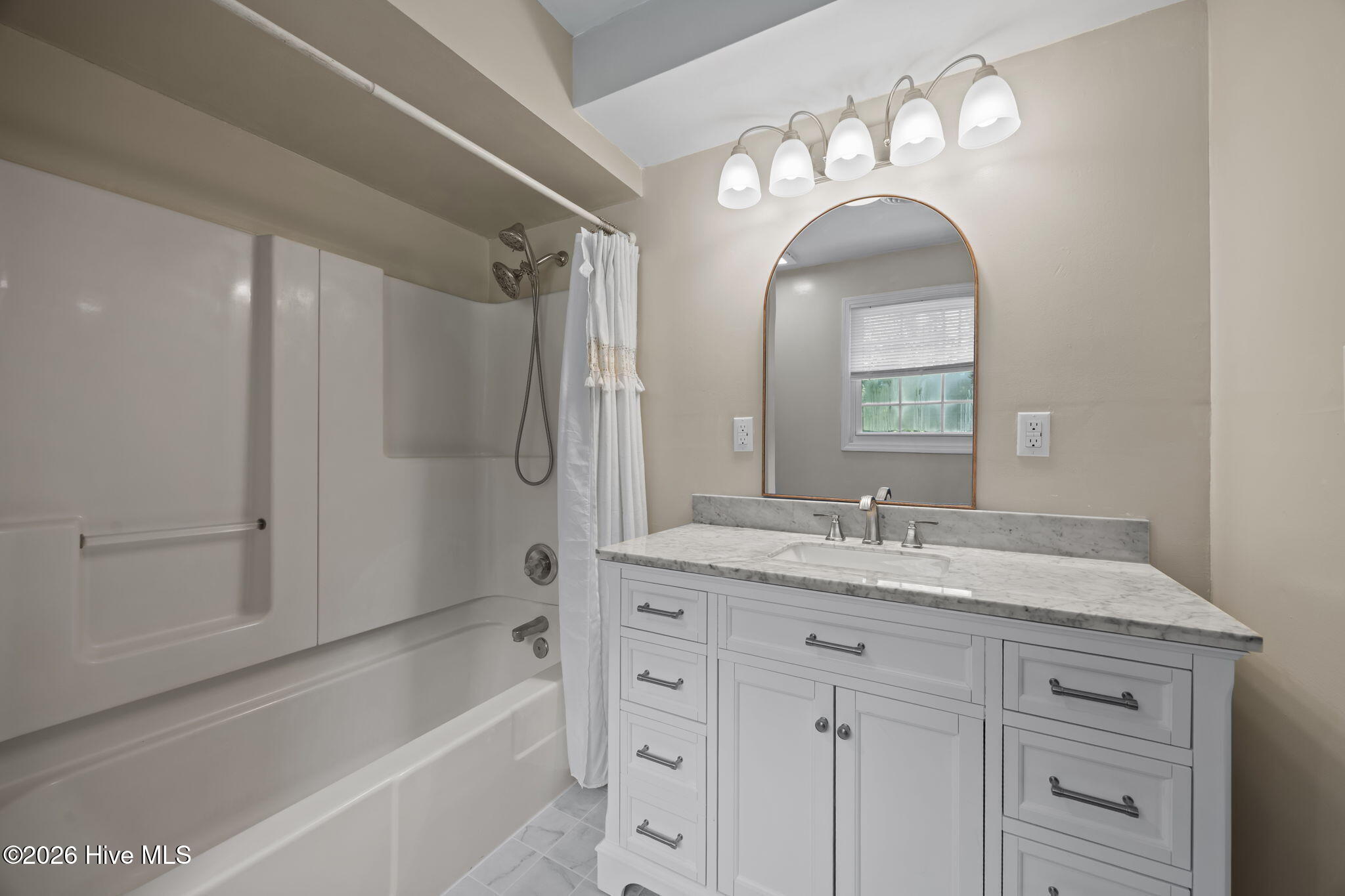 100567940 | Photo 18