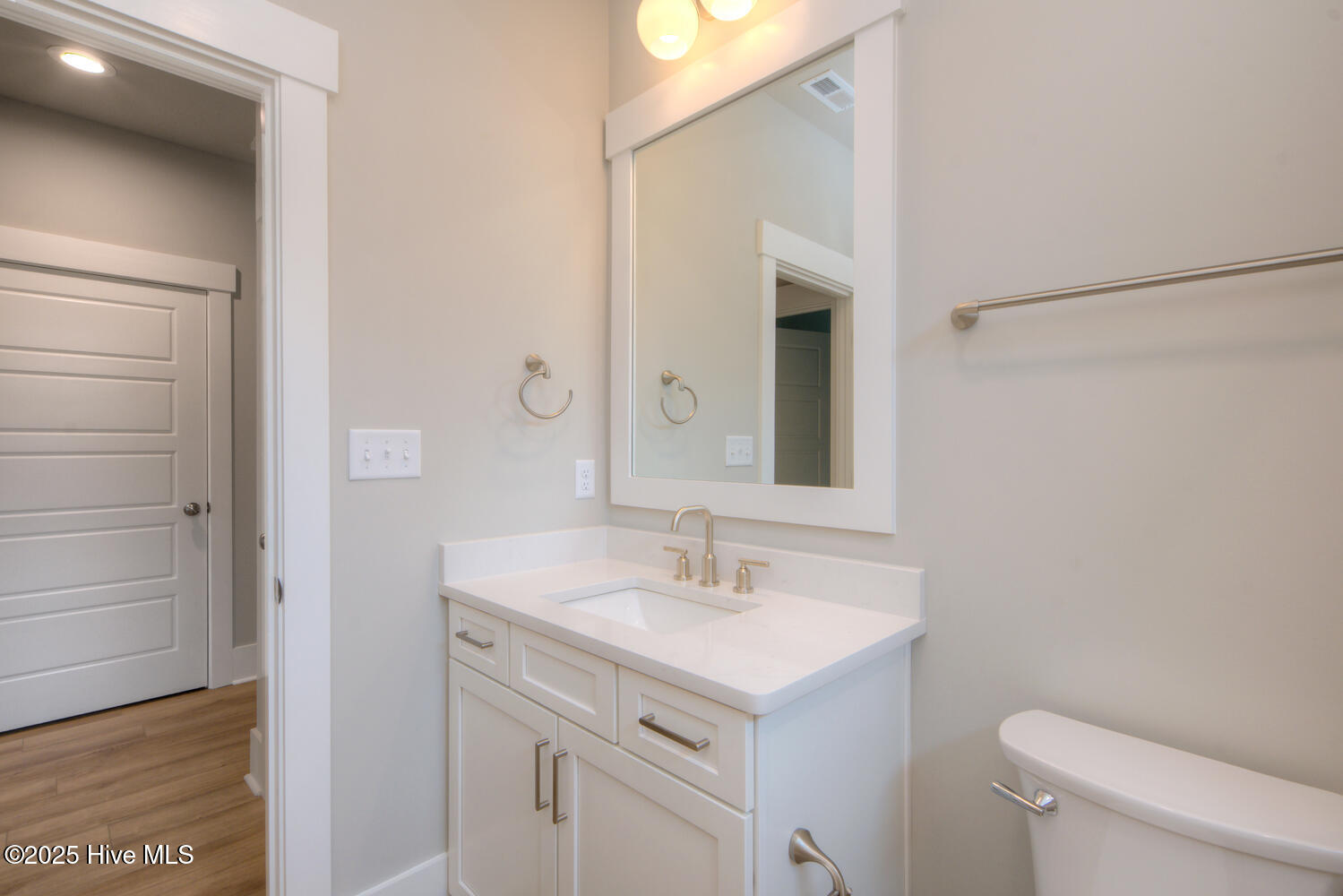 100502885 | Photo 24