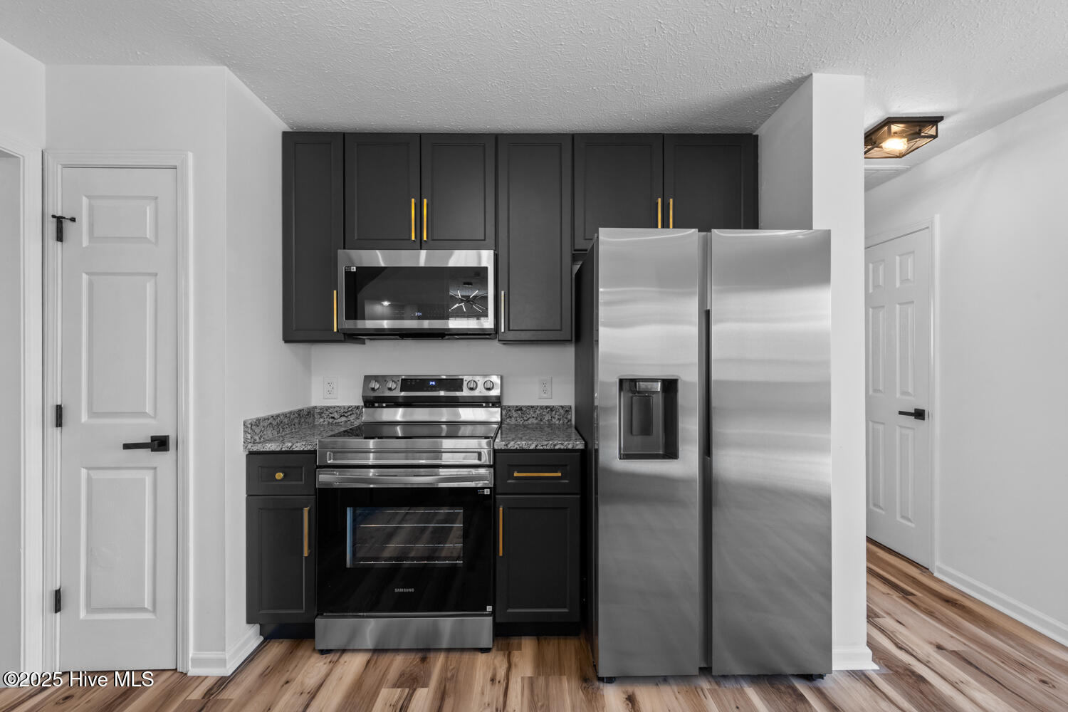 100536928 | Photo 13