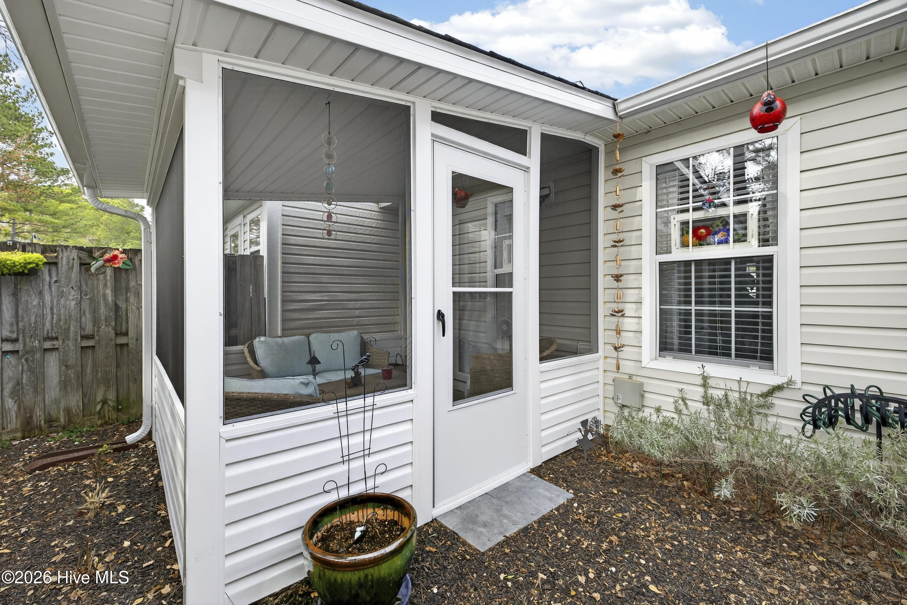 100557004 | Photo 25