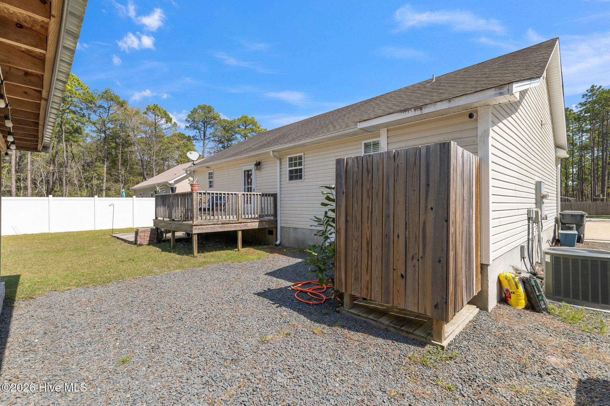 100562103 | Photo 34