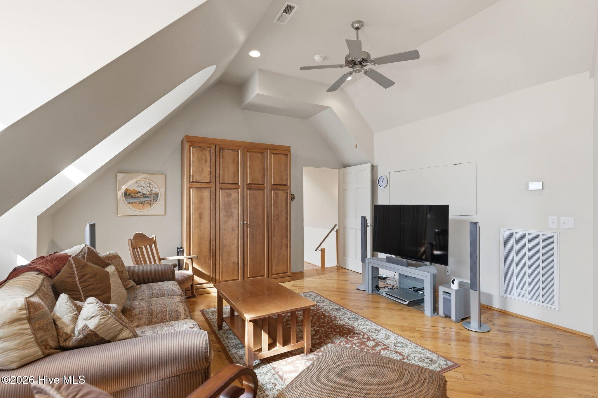 100555834 | Photo 97