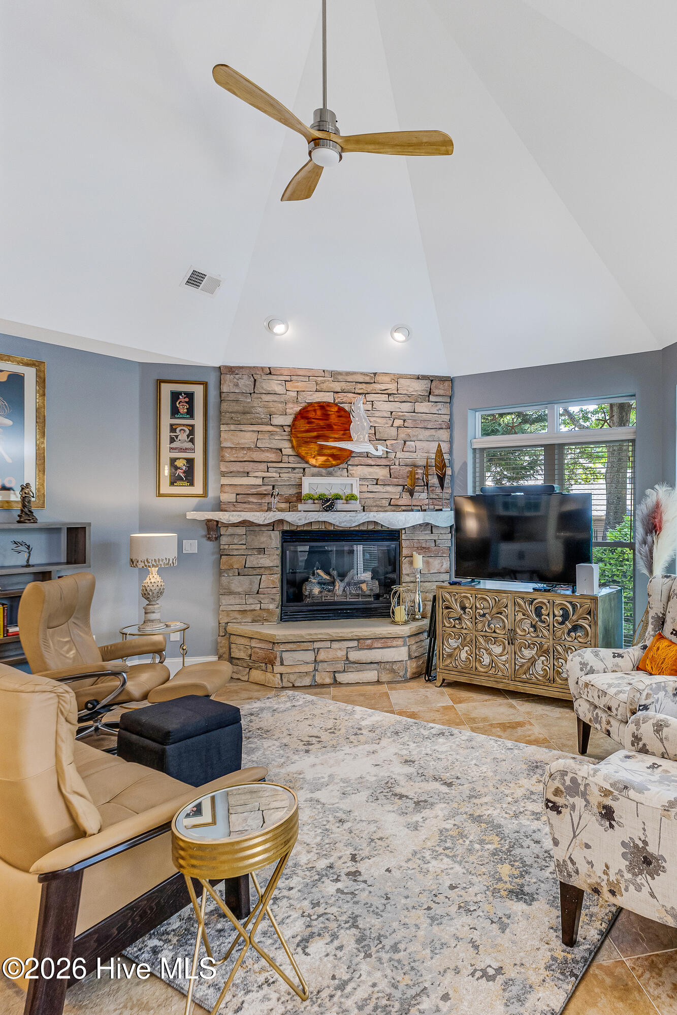 100570031 | Photo 23