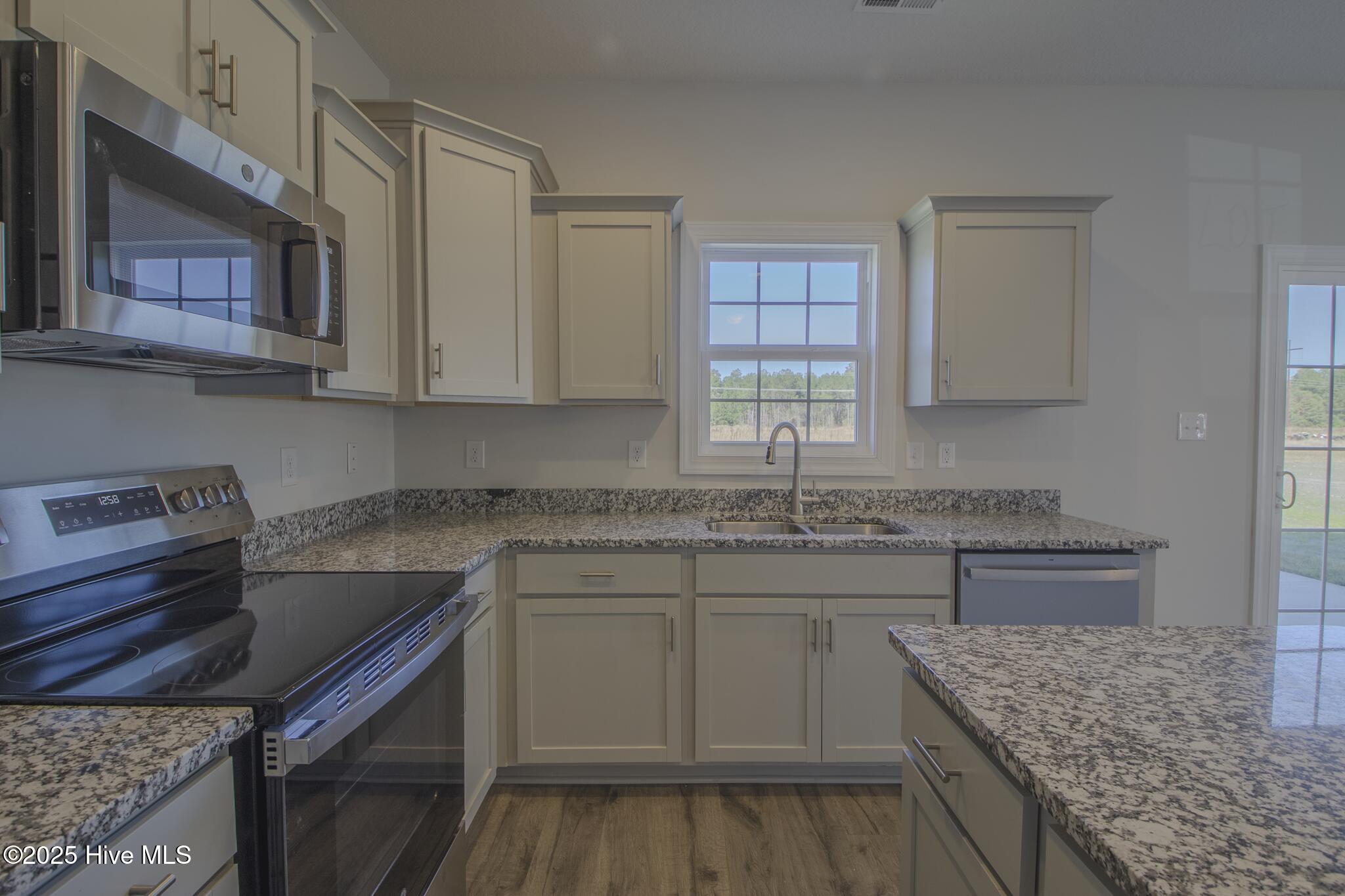 100502962 | Photo 12