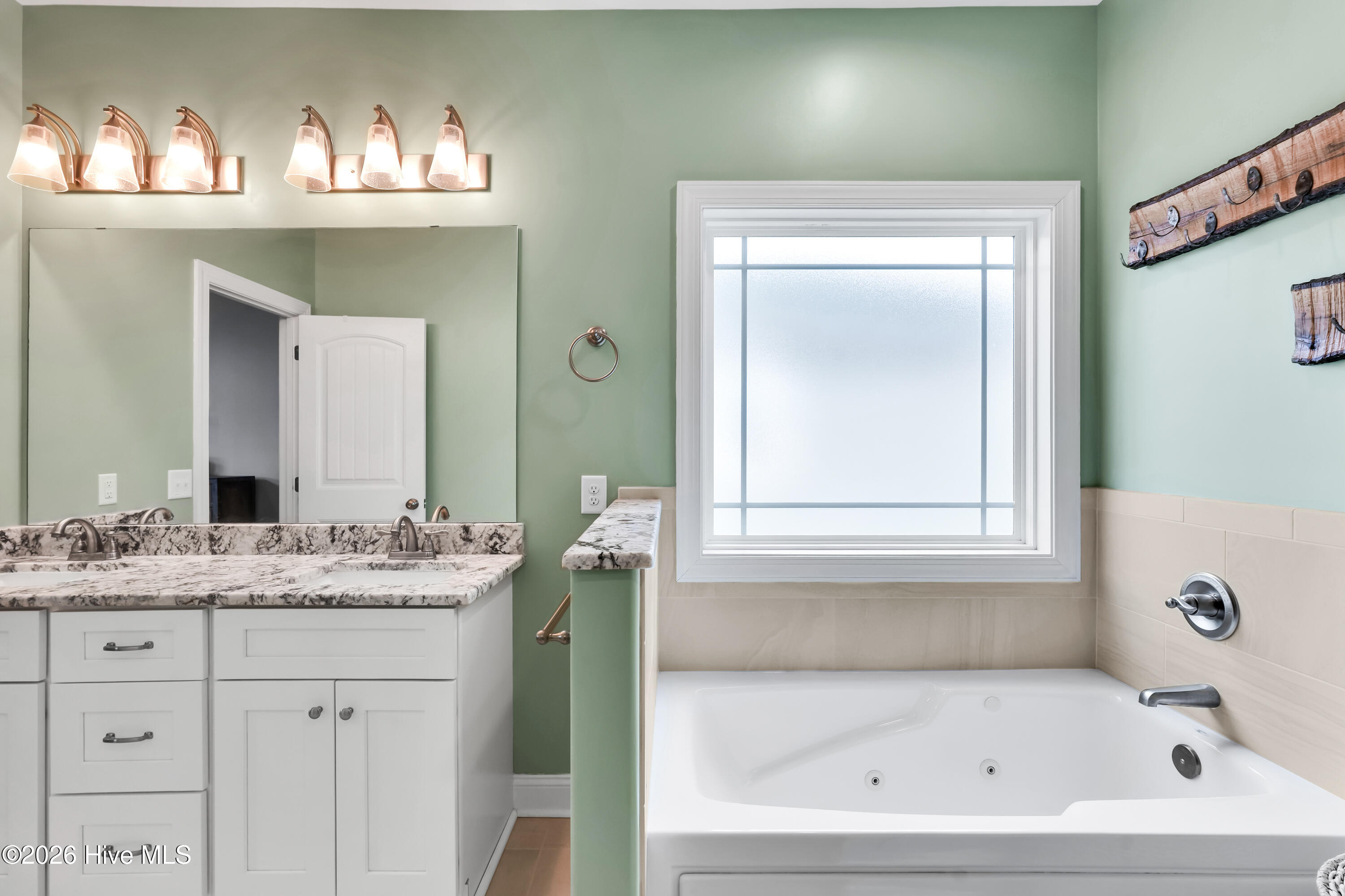 100570261 | Photo 18