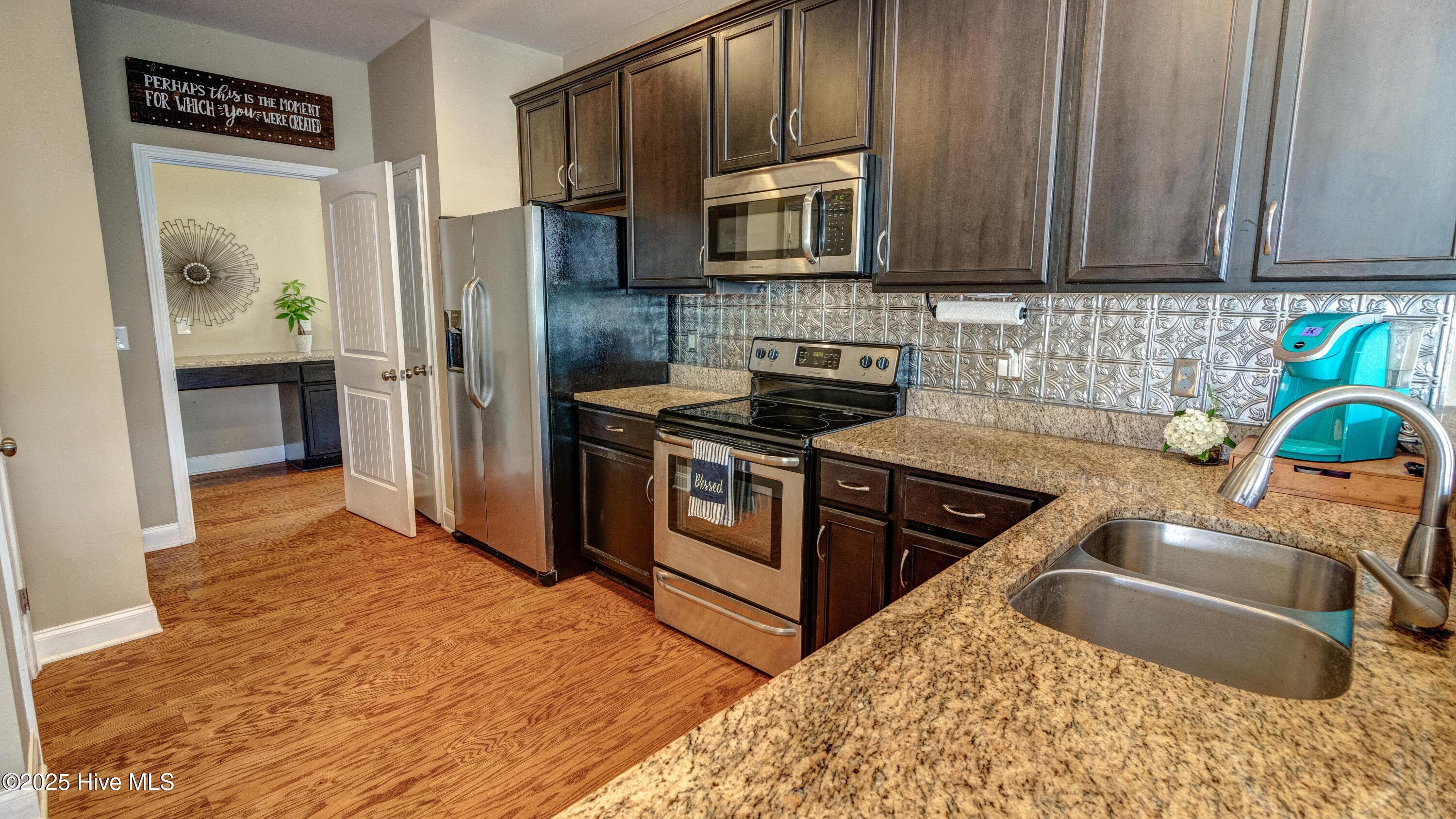 100540832 | Photo 14