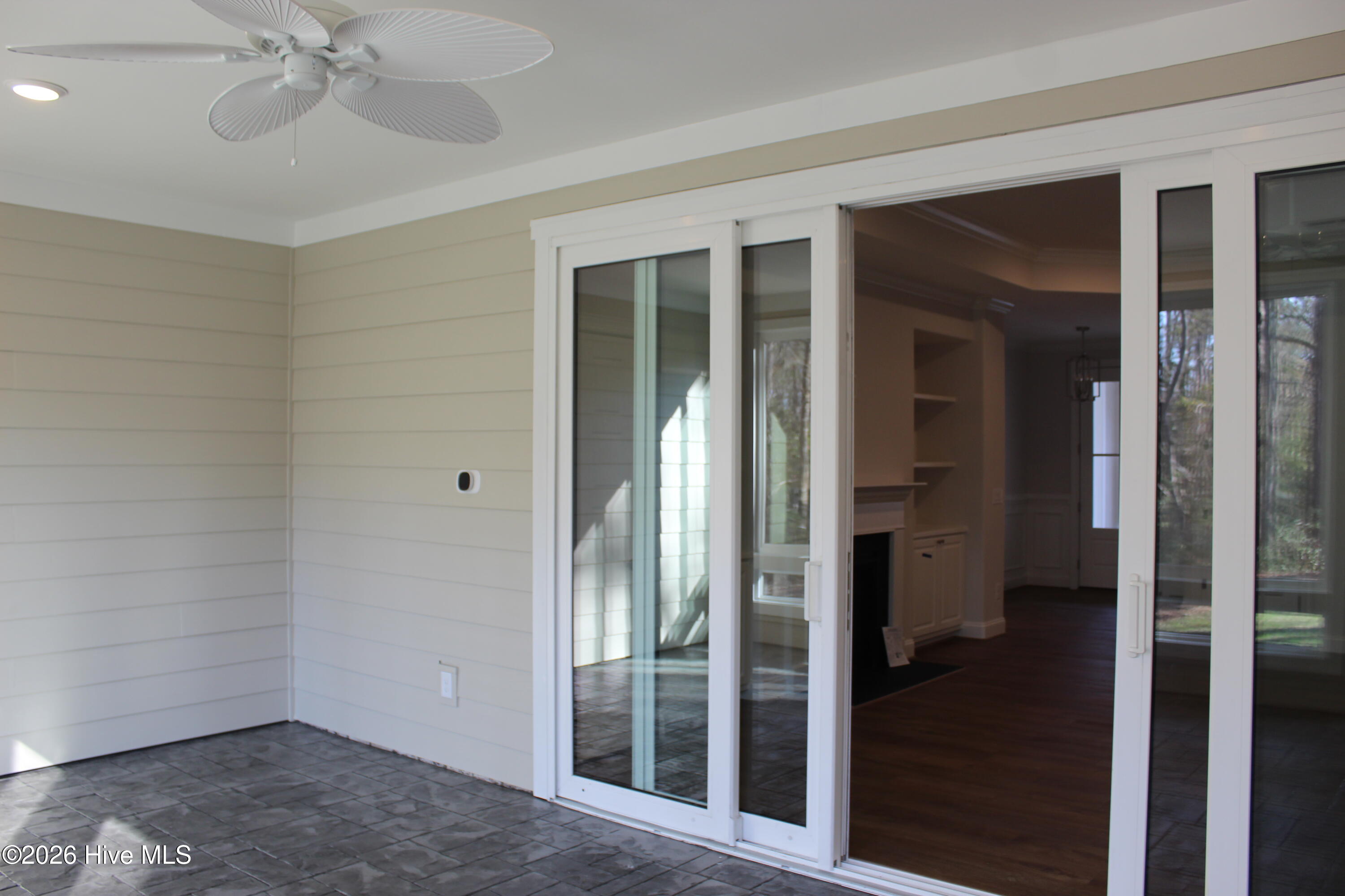 100536128 | Photo 24