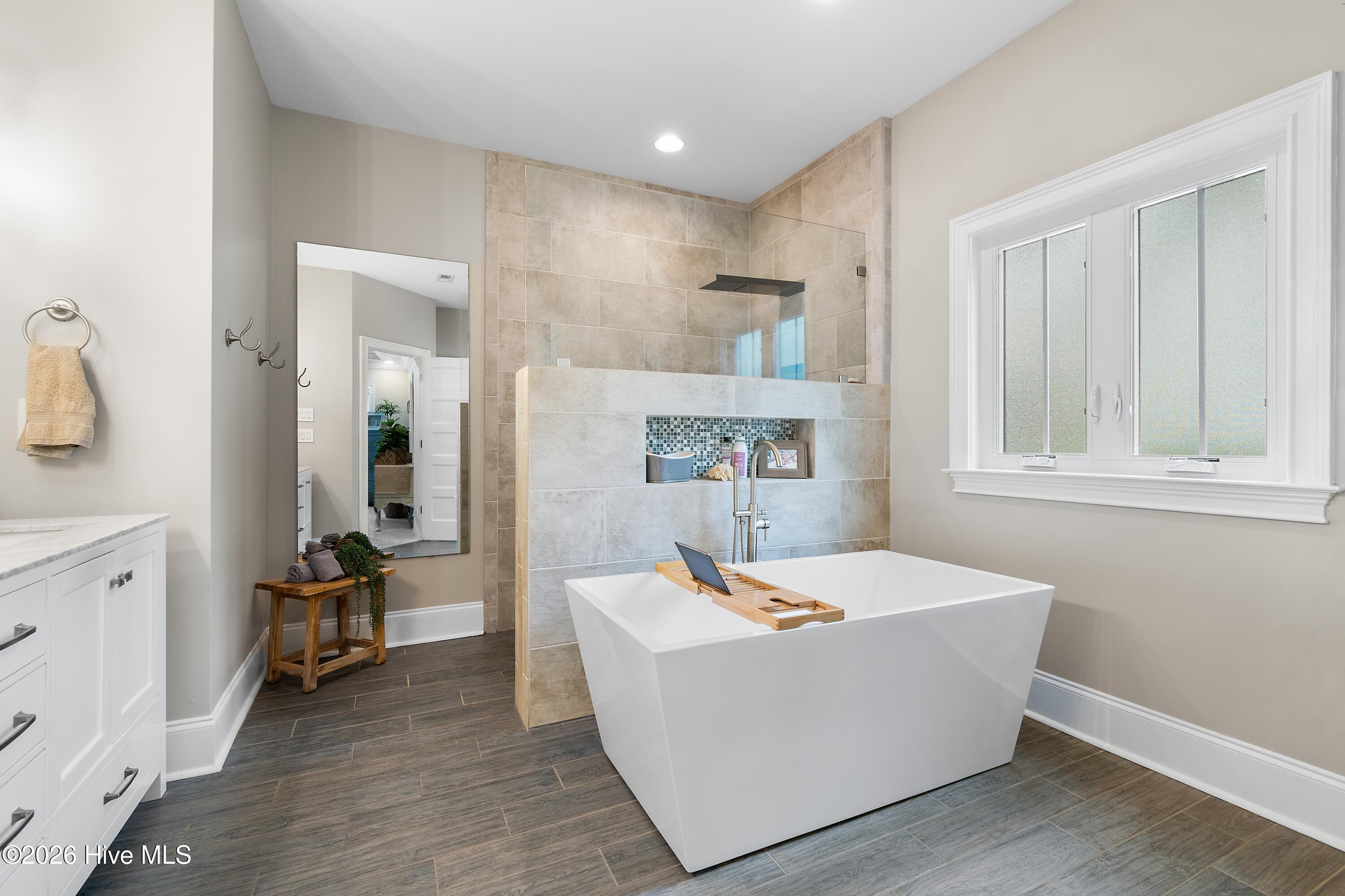 100565384 | Photo 31