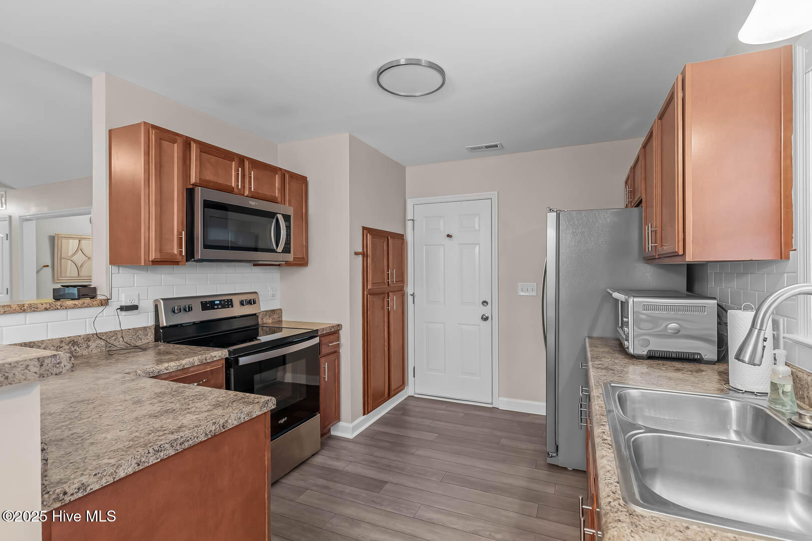 100541286 | Photo 15