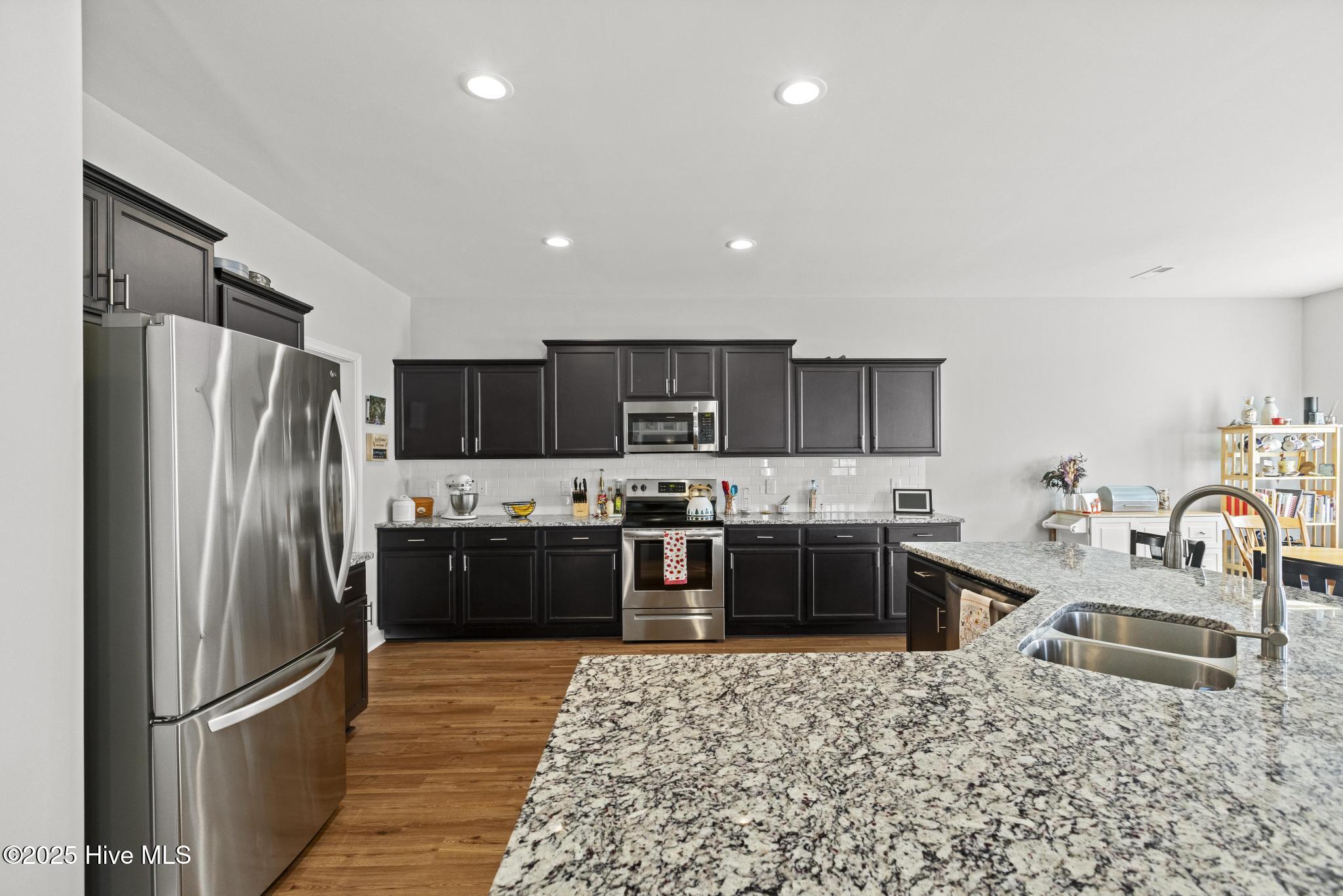 100528220 | Photo 13