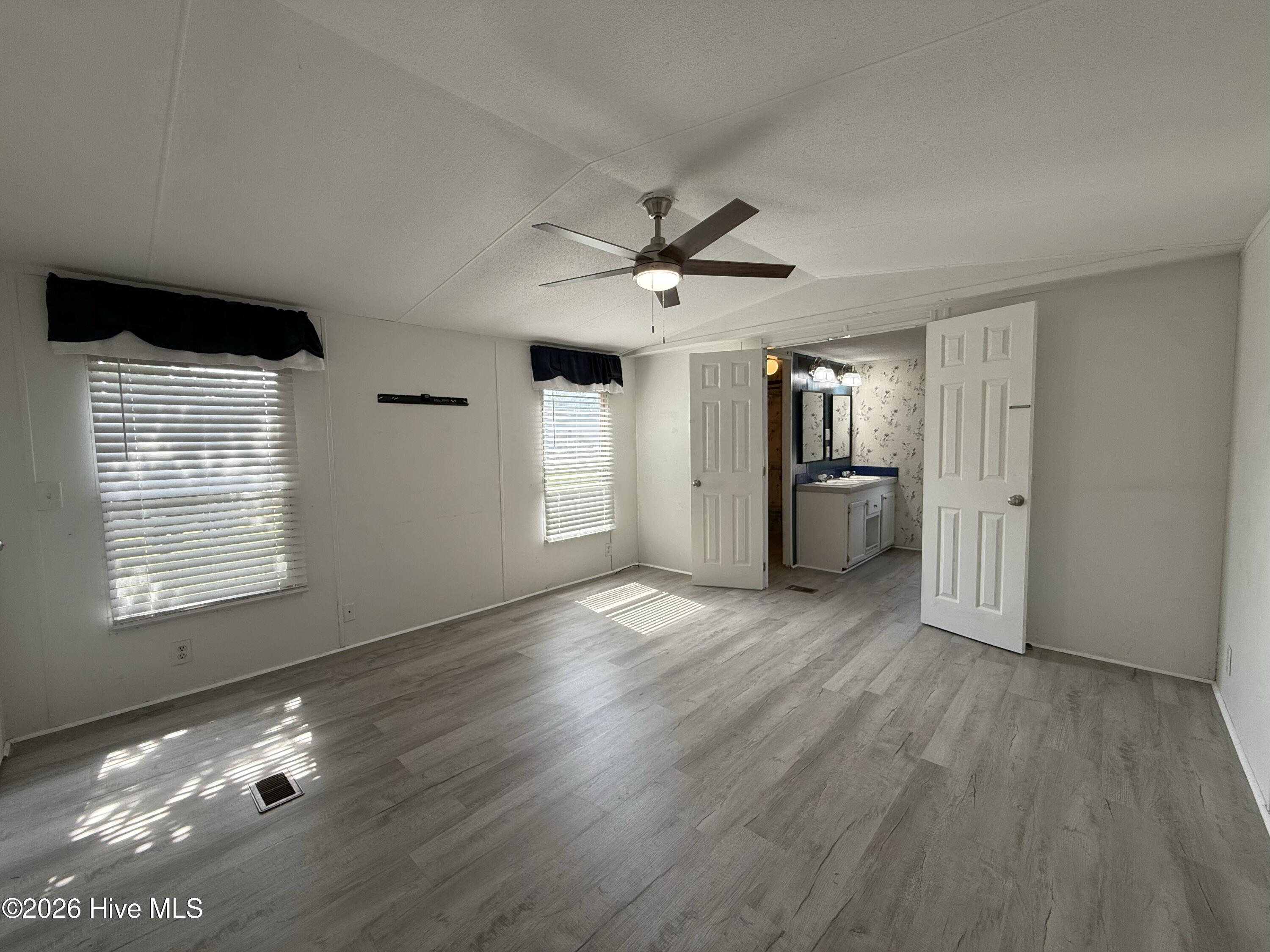 100459470 | Photo 60