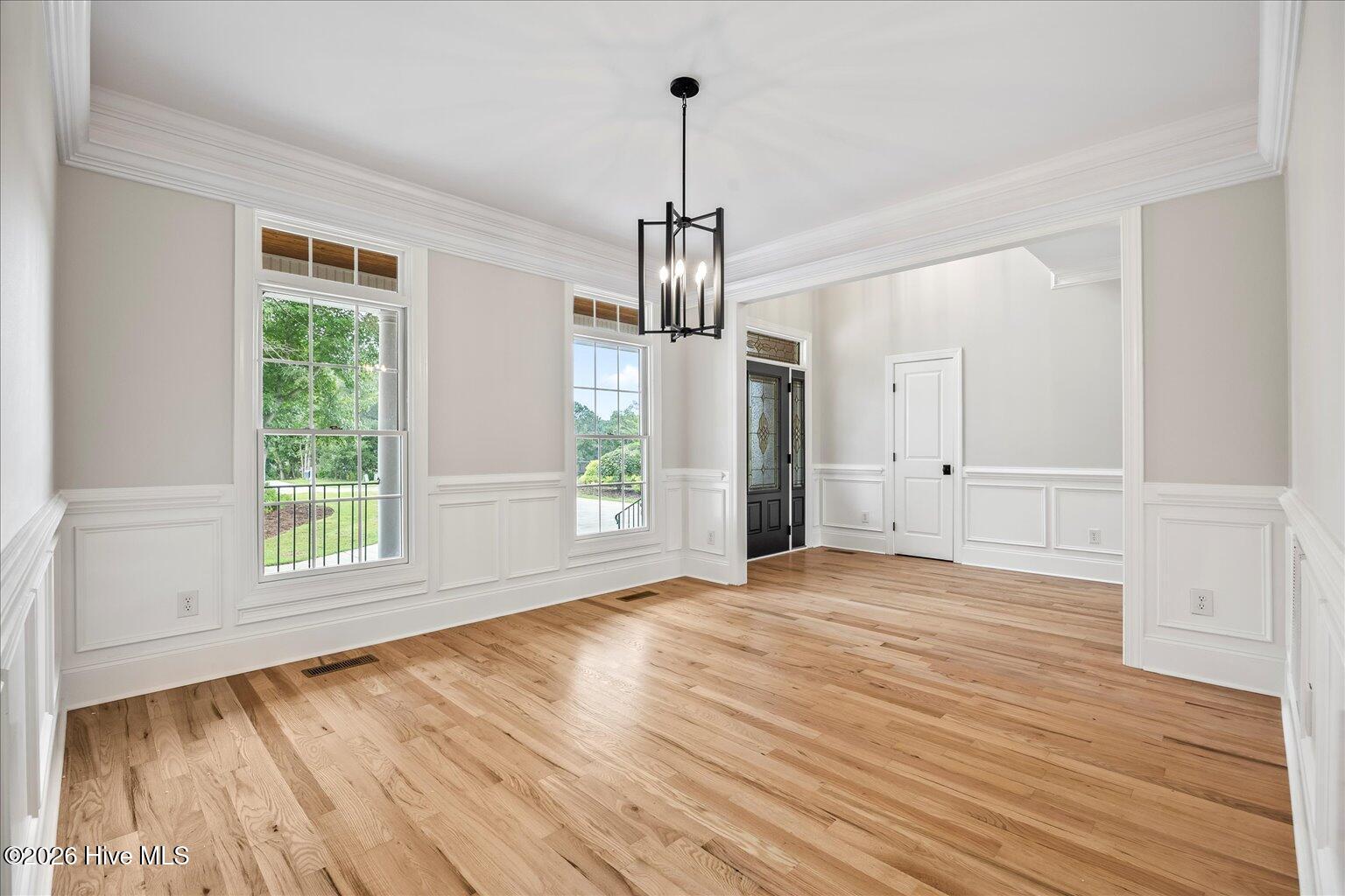 100560992 | Photo 12