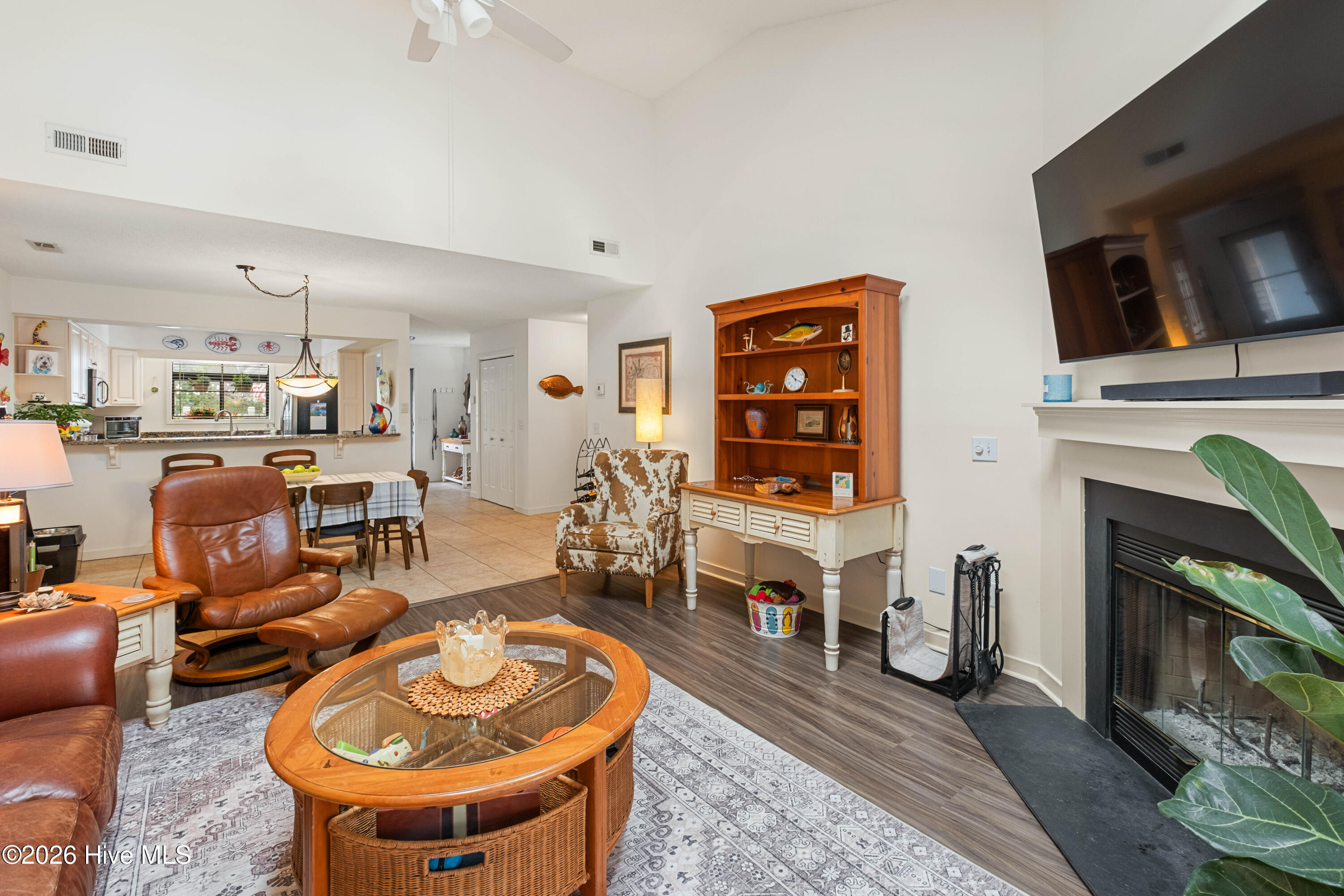 100560889 | Photo 16