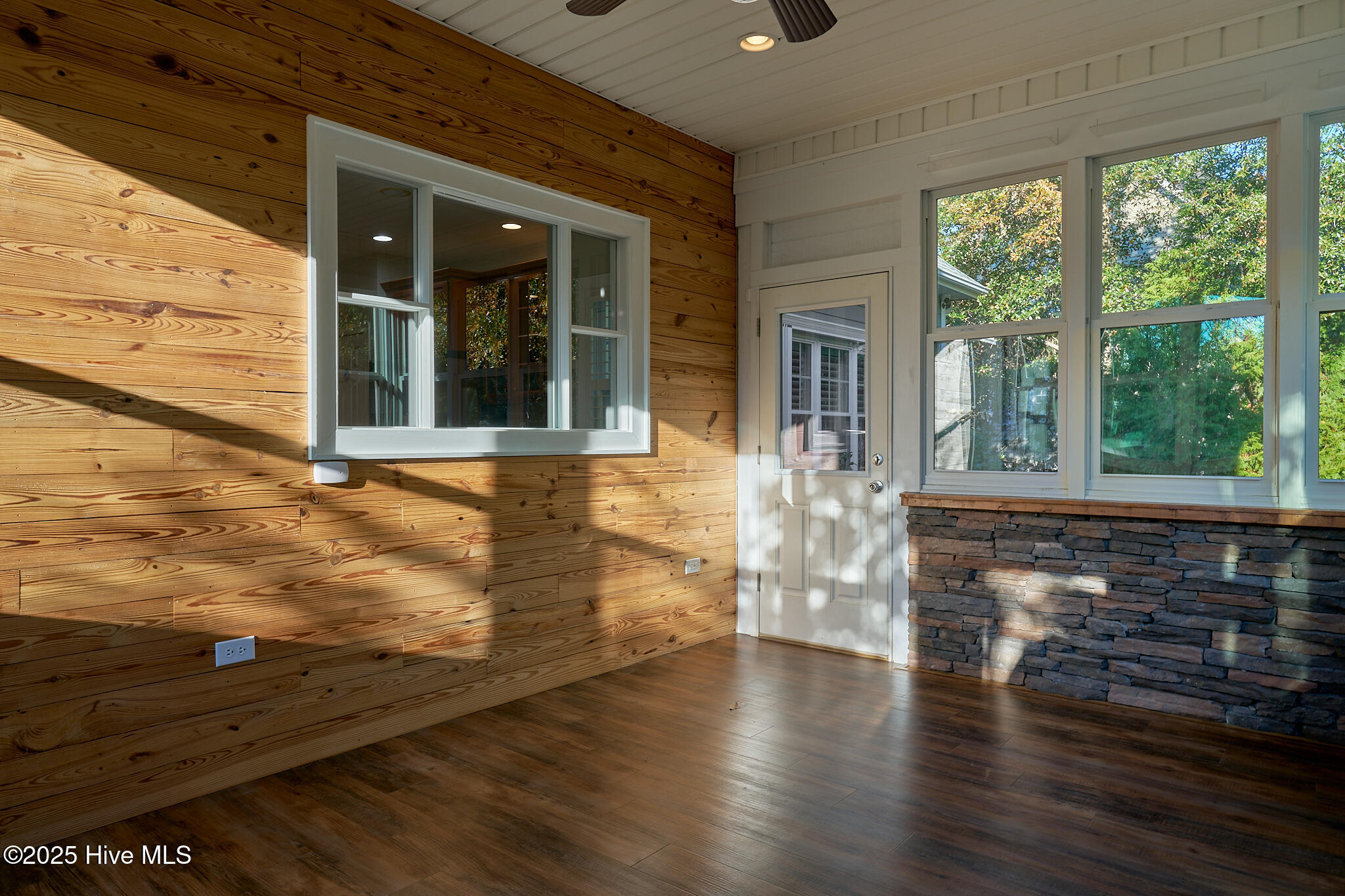 100542410 | Photo 28