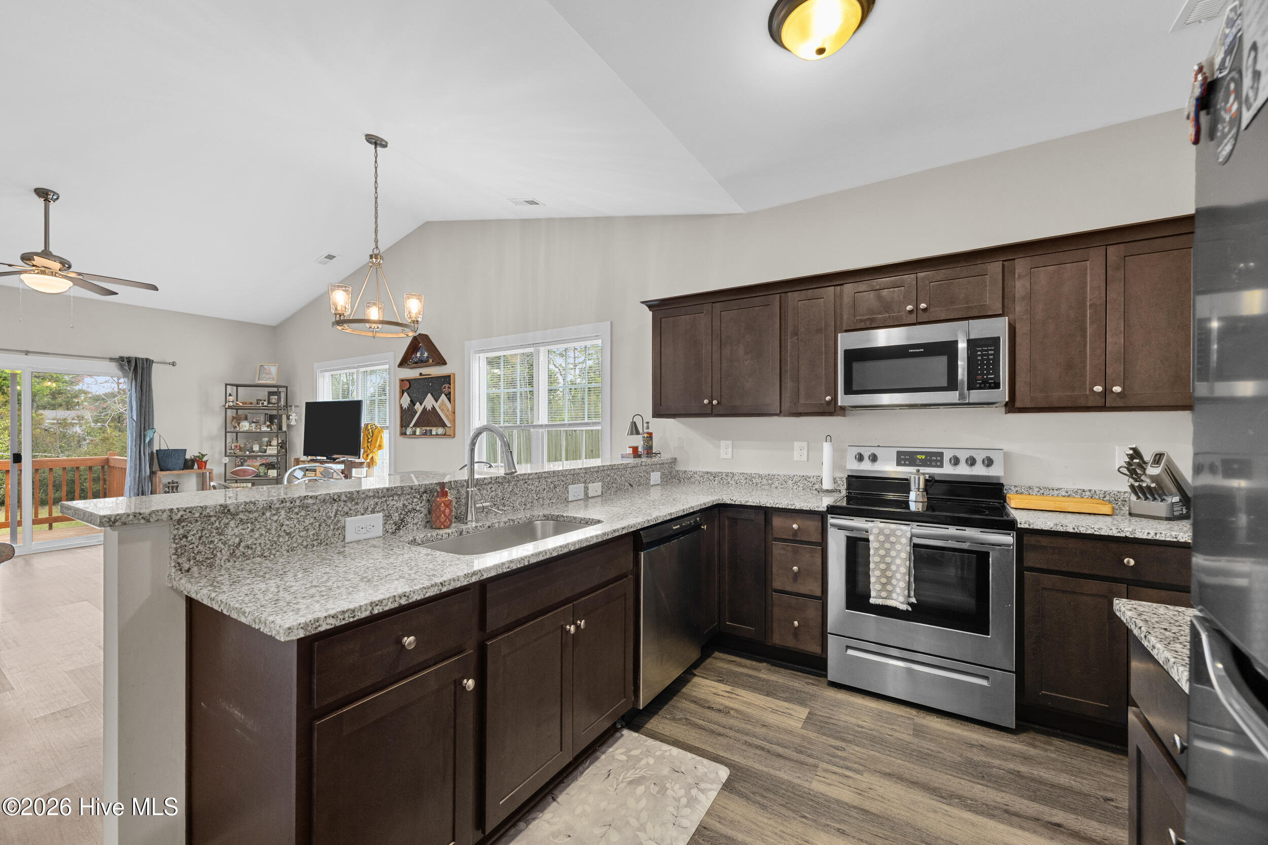 100564785 | Photo 13