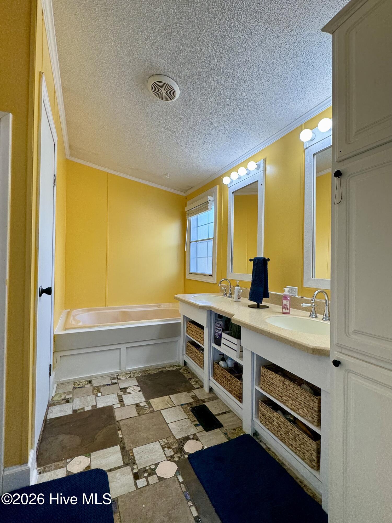 100548811 | Photo 15