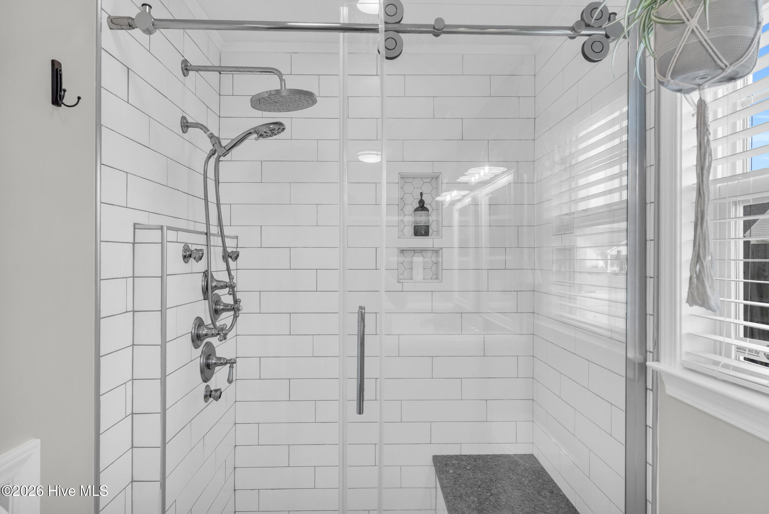 100548167 | Photo 27