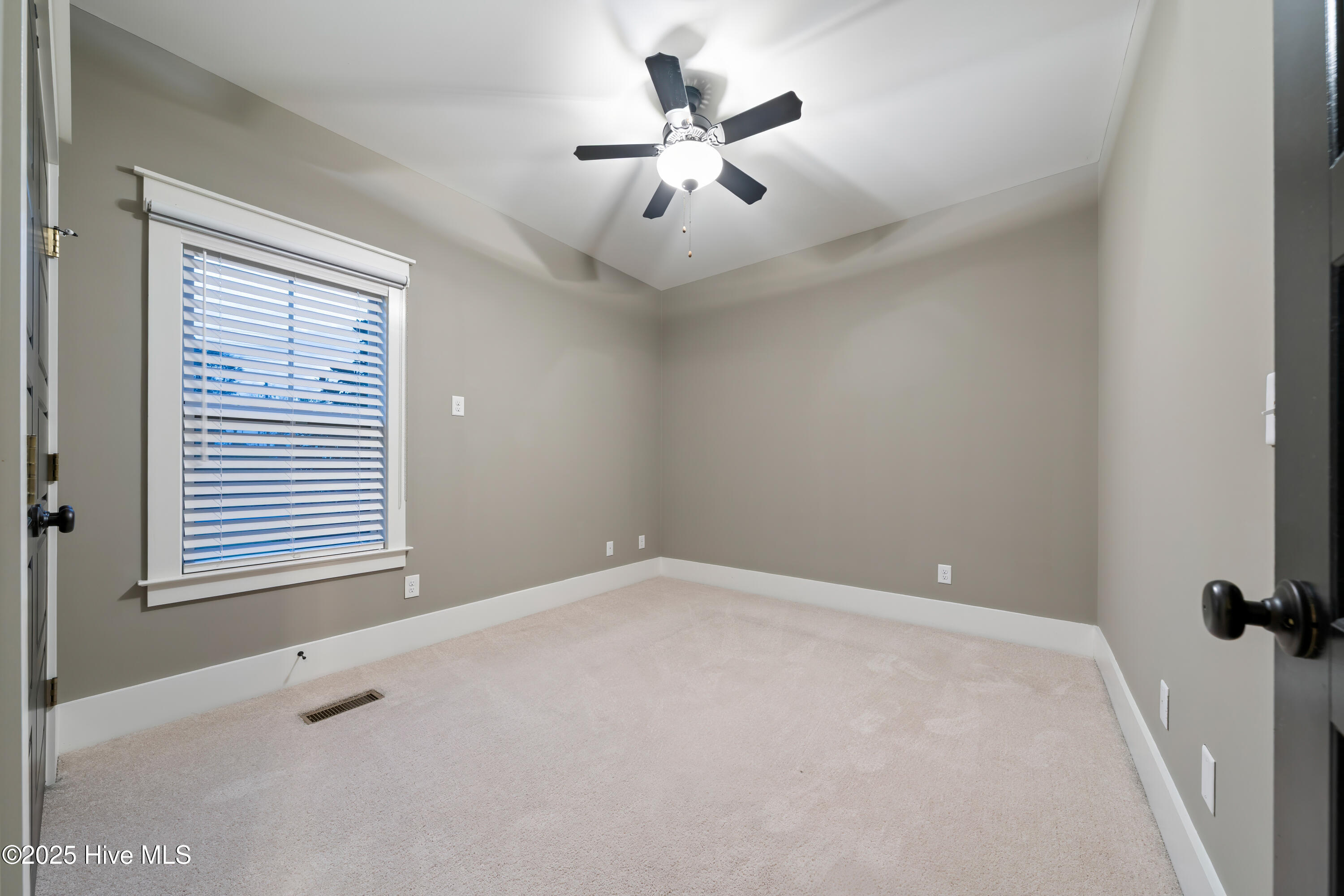 100543866 | Photo 47