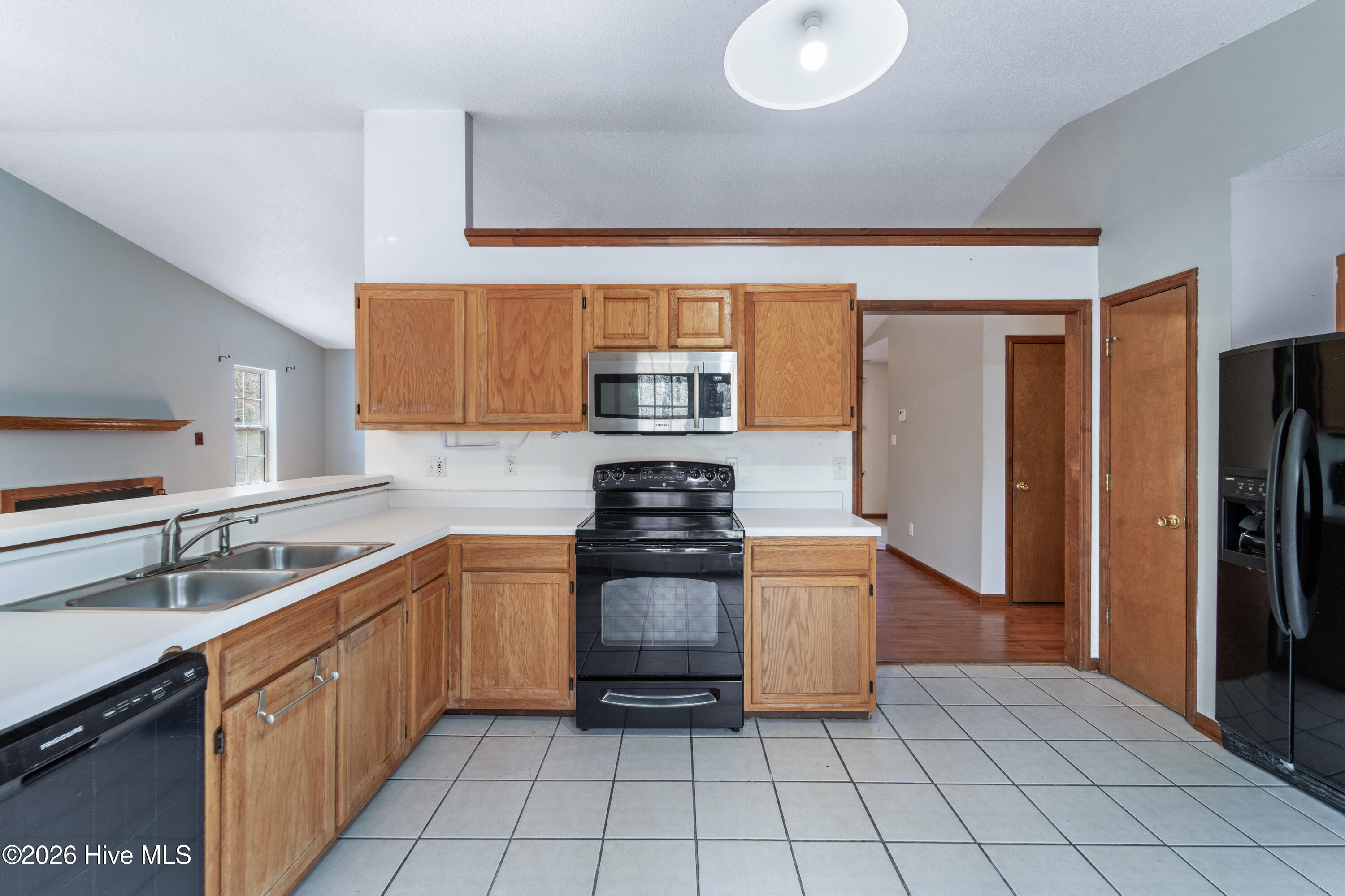 100557968 | Photo 25