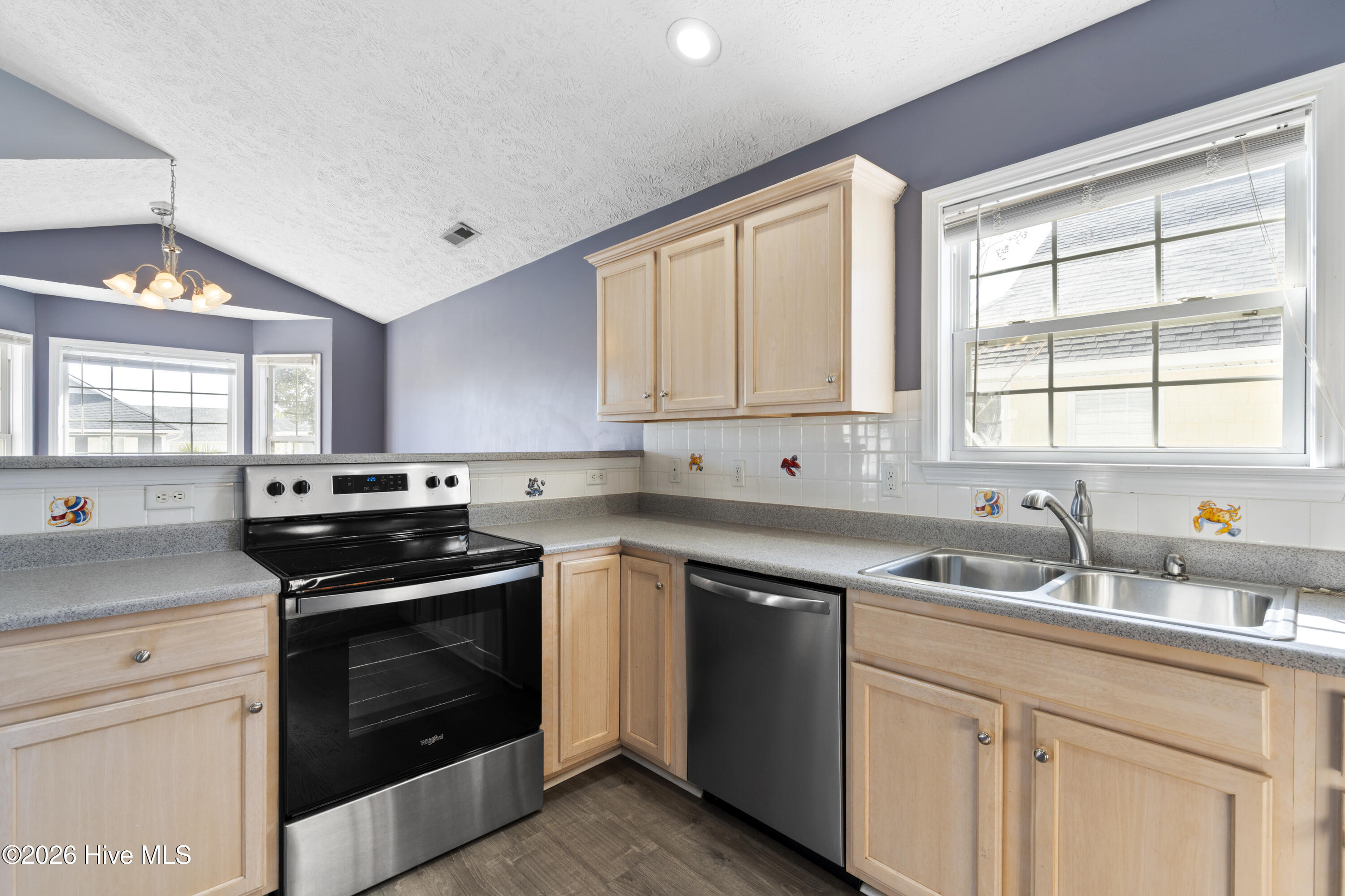 100554105 | Photo 13