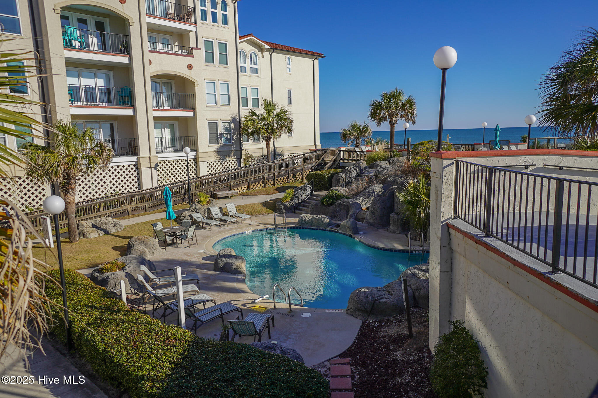 100535183 | Photo 47