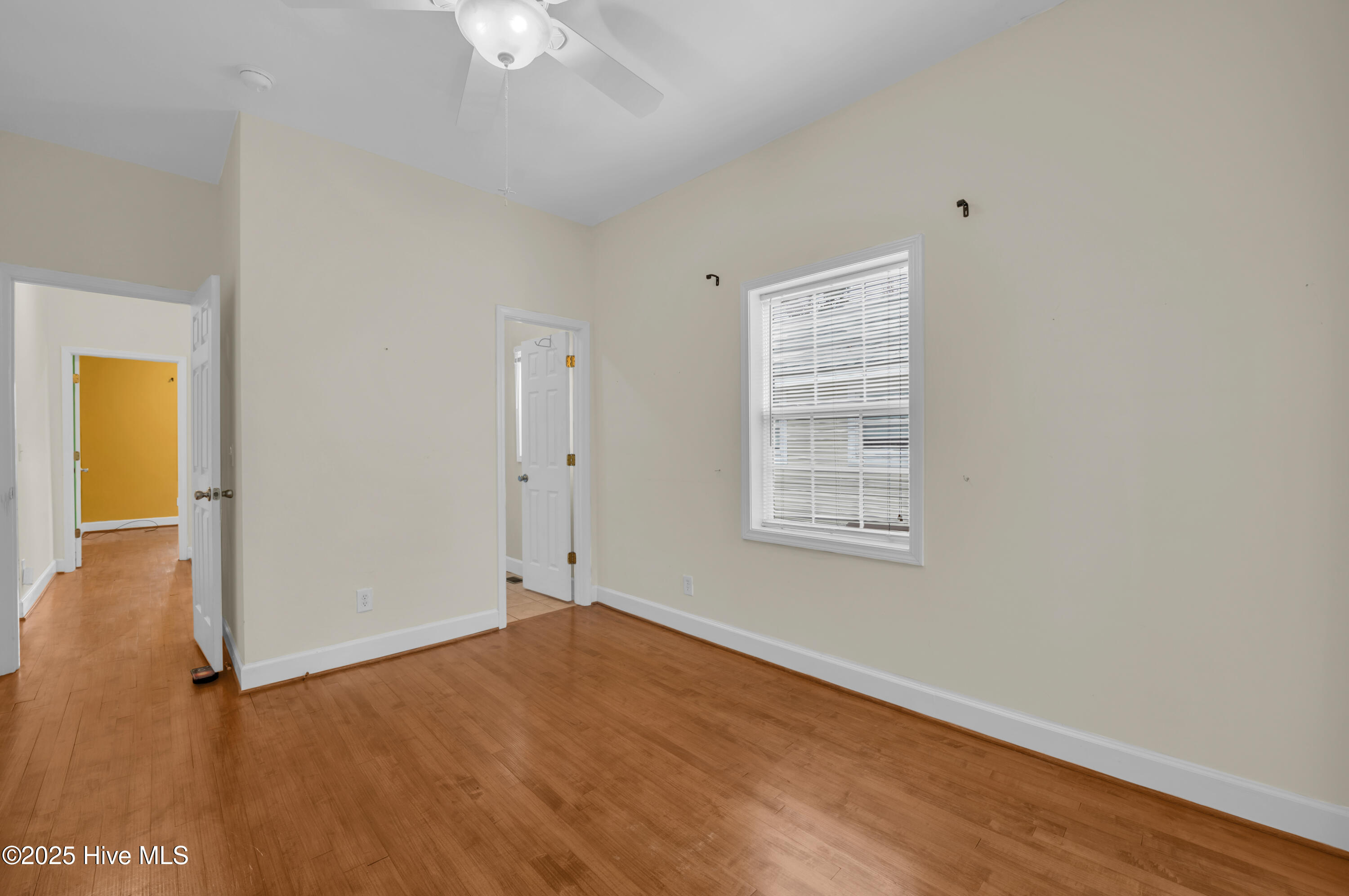 100543945 | Photo 17