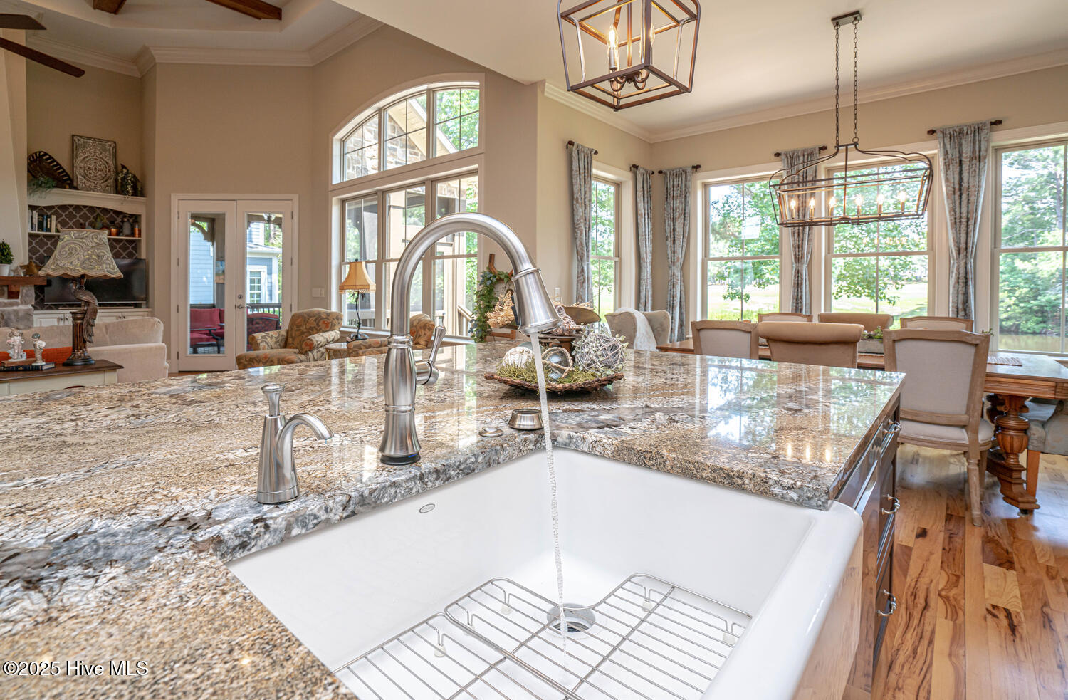 100514685 | Photo 23