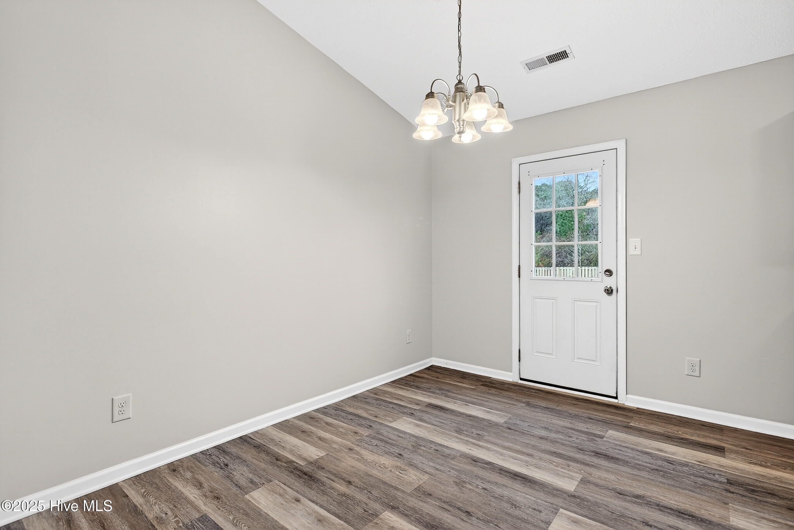 100546986 | Photo 13