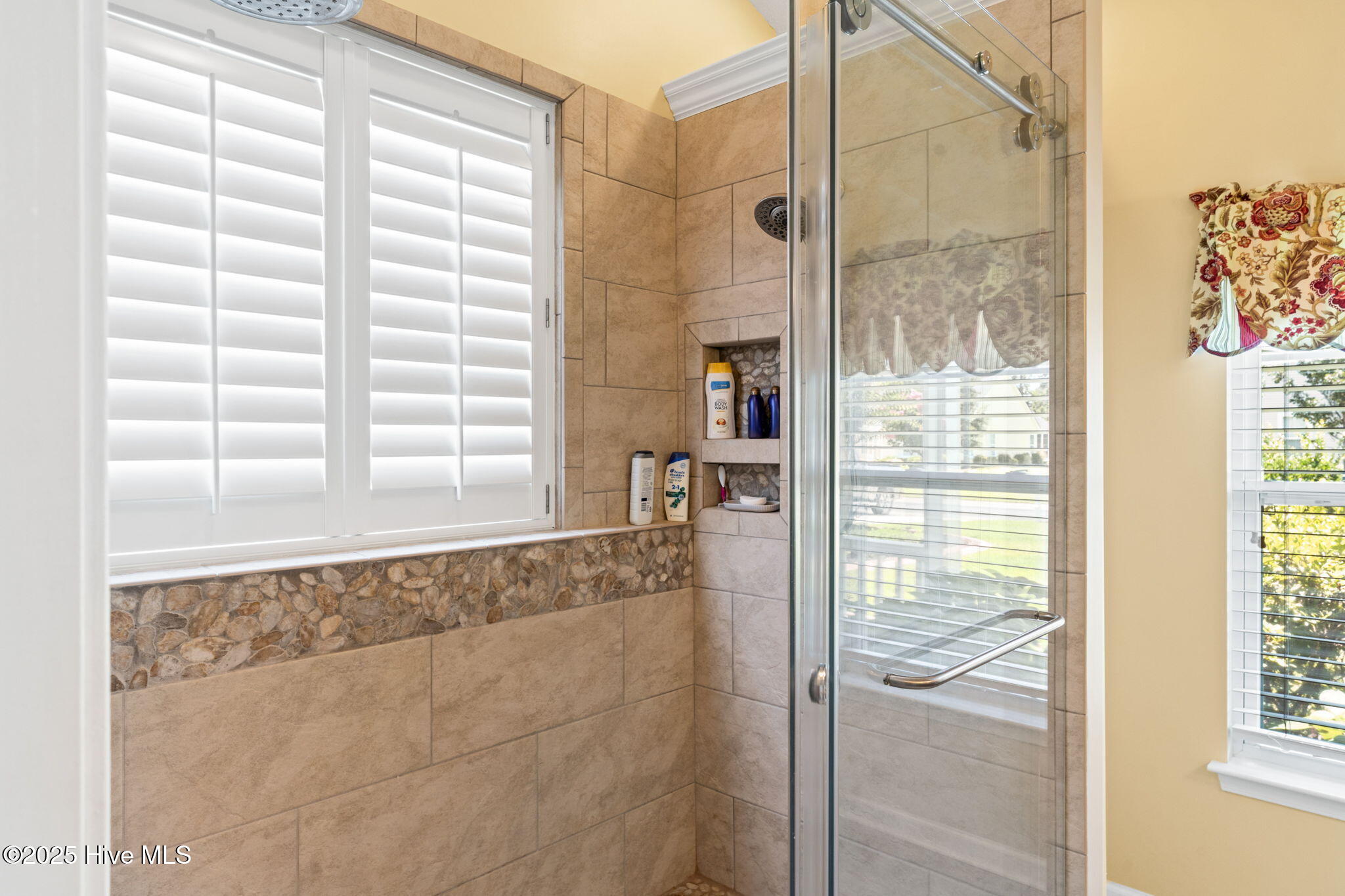 100519140 | Photo 17