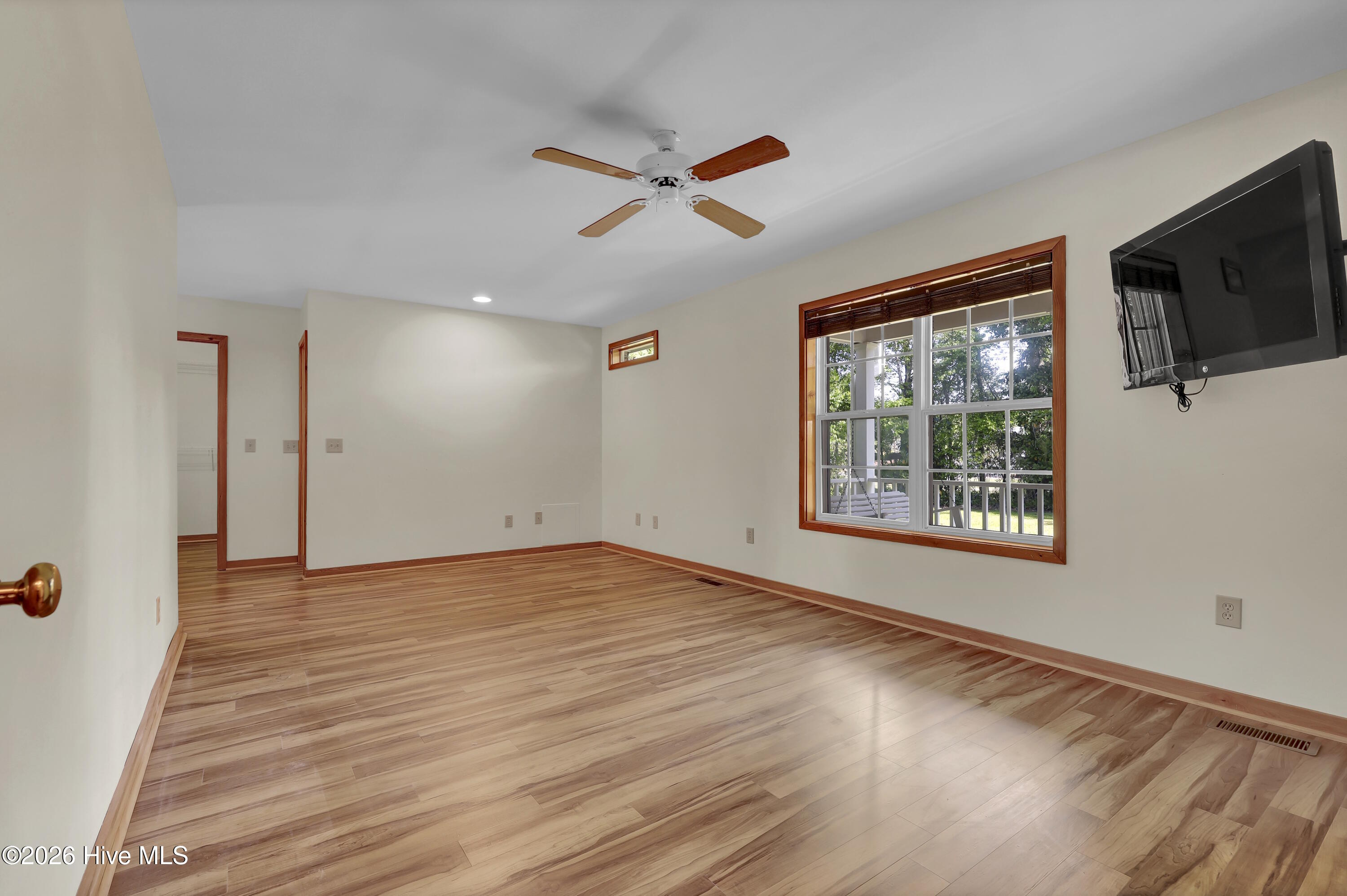 100568630 | Photo 11