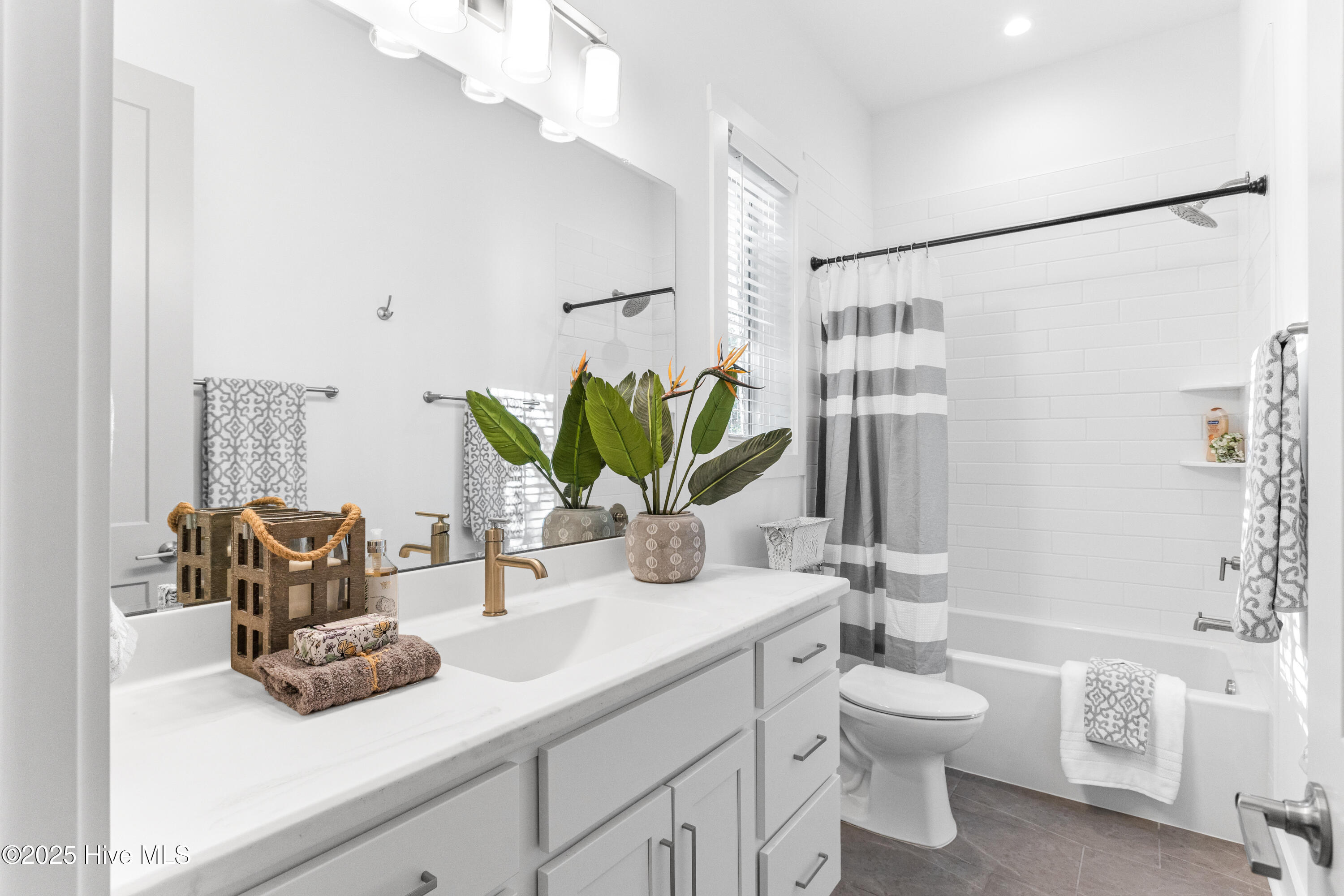 100537930 | Photo 35