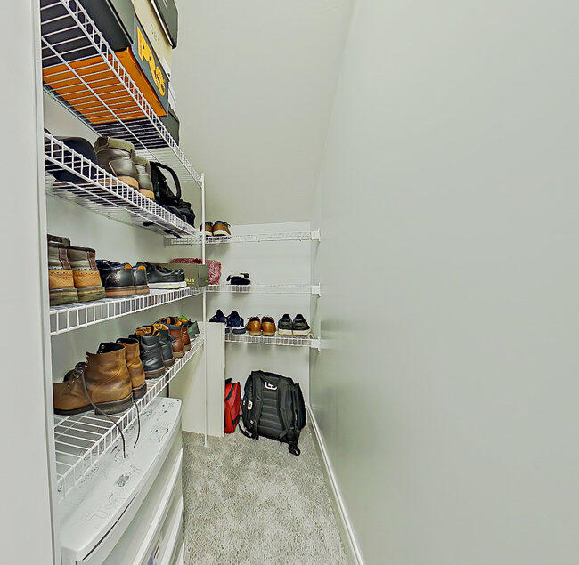 034_15-primary_closet_11