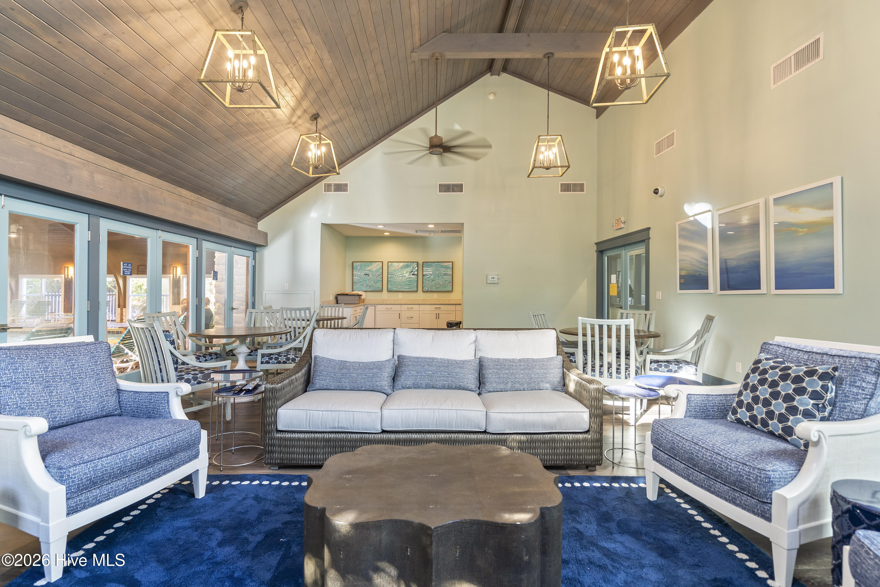 100552987 | Photo 33