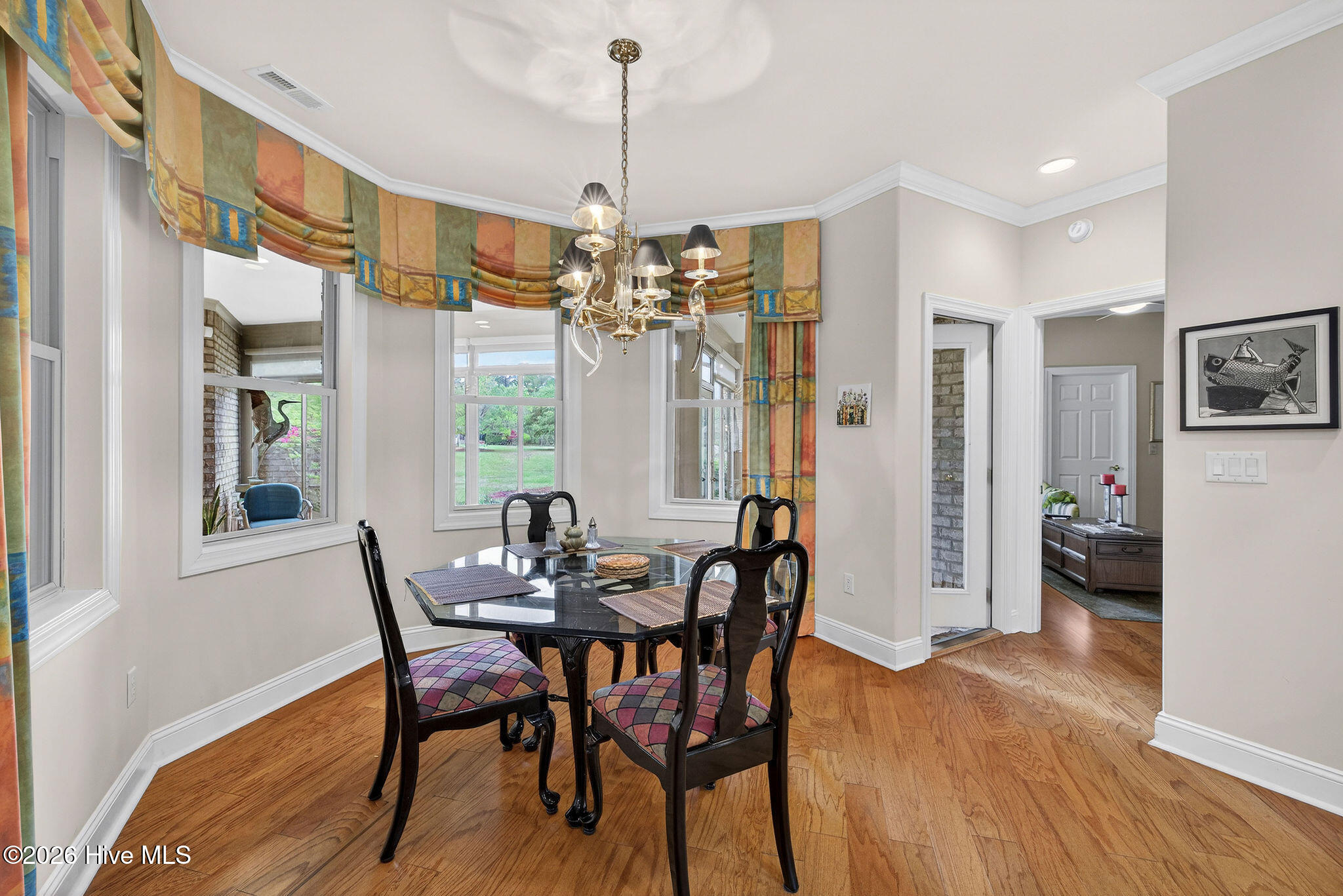 100565990 | Photo 35