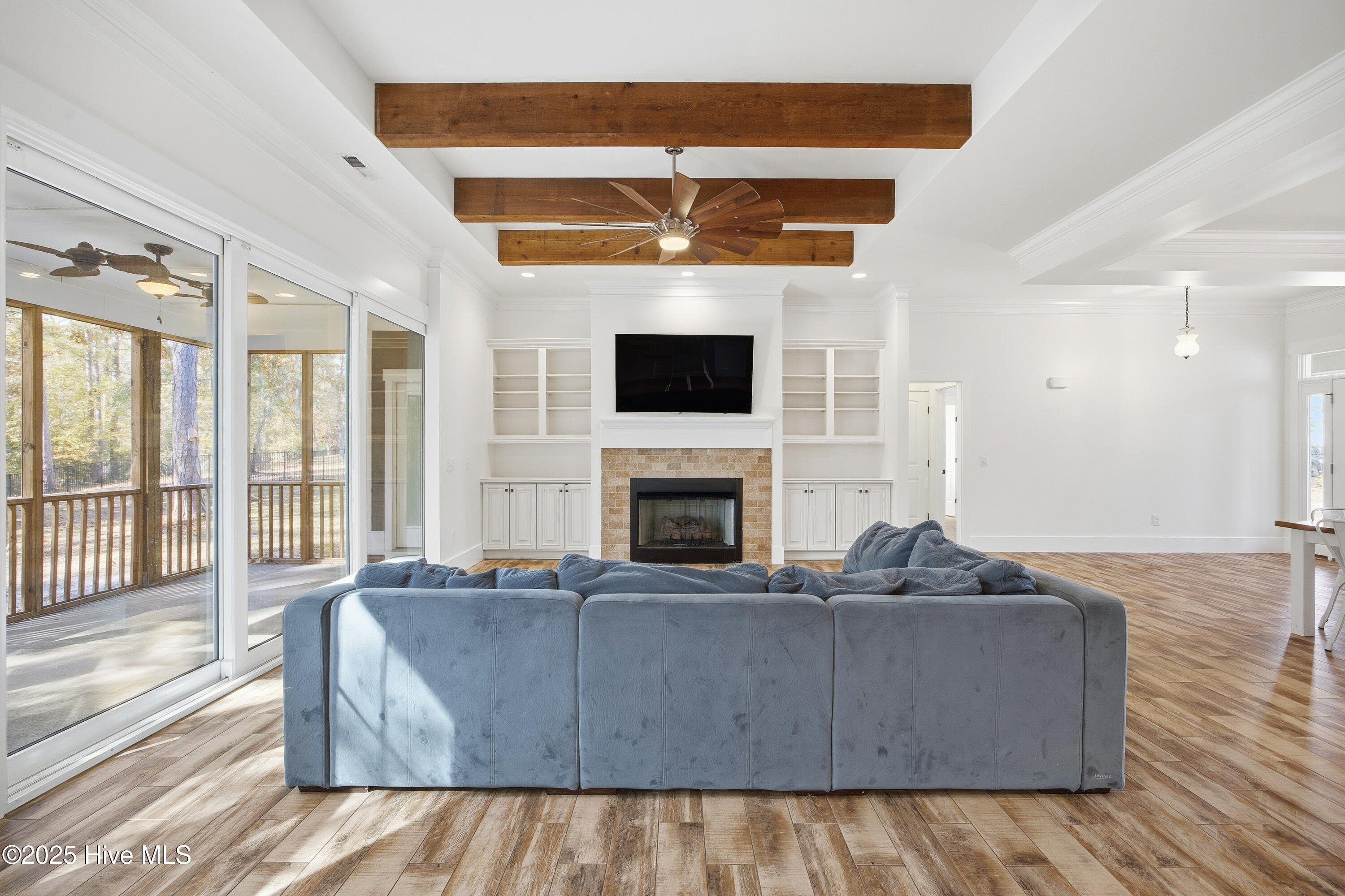 100541588 | Photo 15