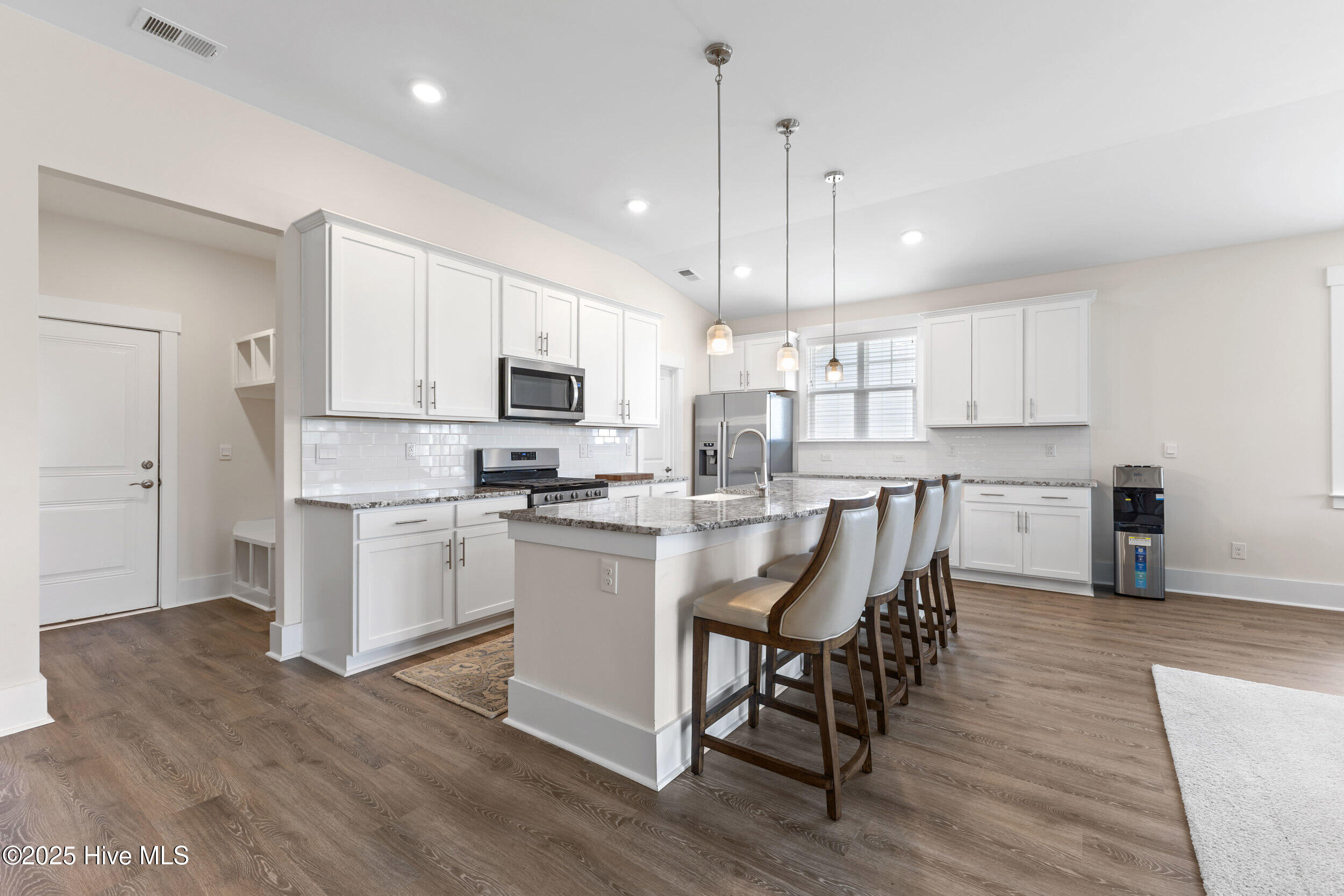 100518034 | Photo 21