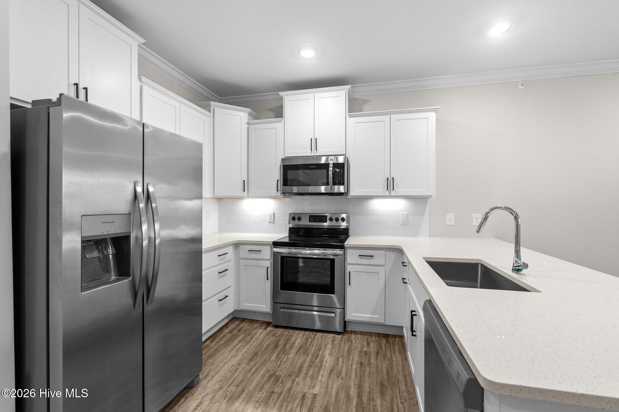 100566084 | Photo 14