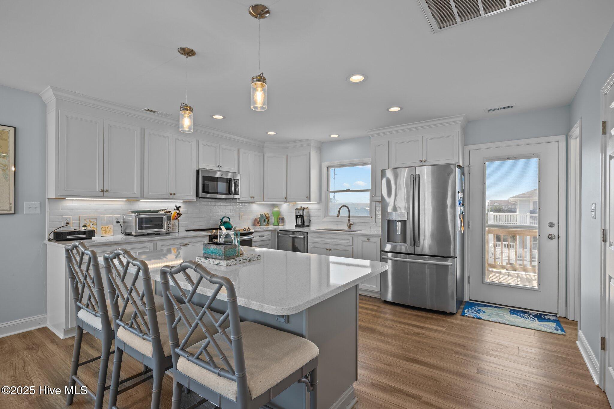 100506049 | Photo 23