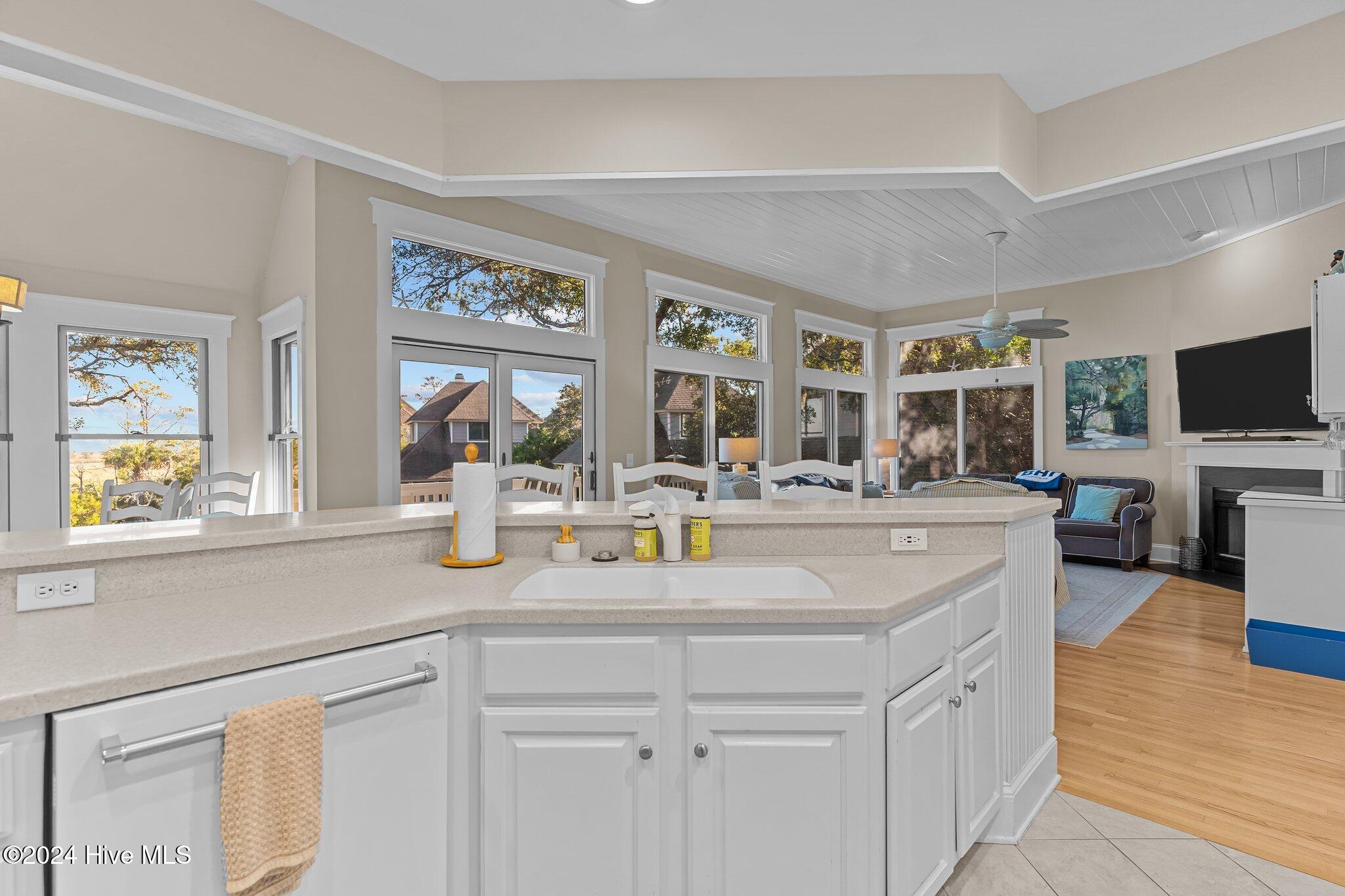 100477825 | Photo 16