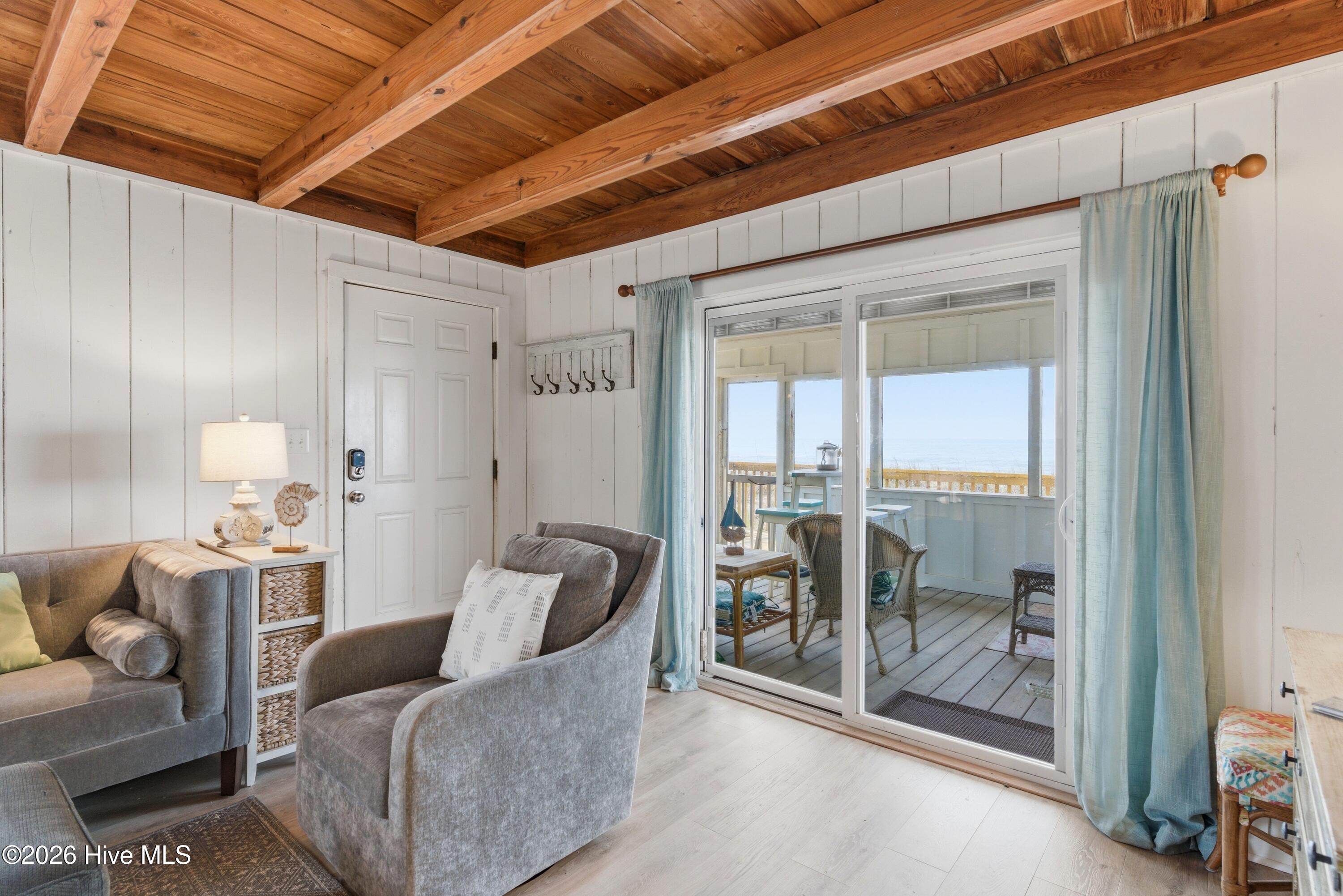 100570347 | Photo 13