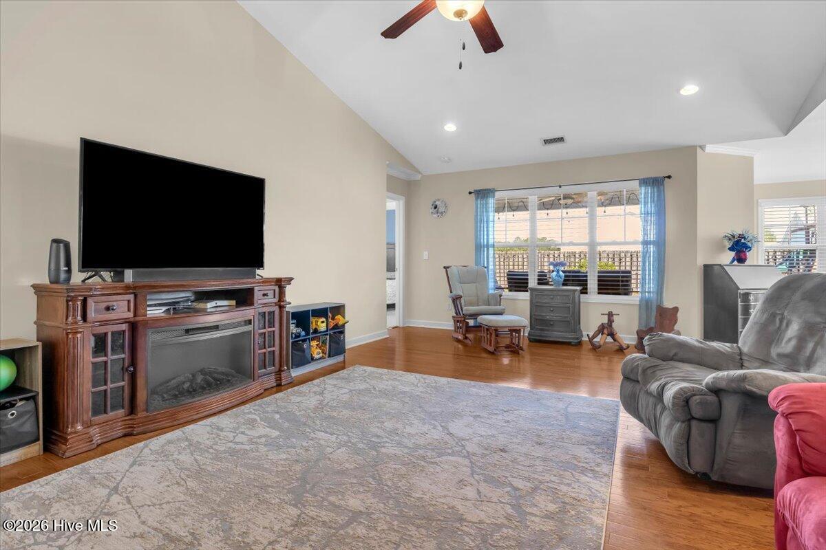 100567099 | Photo 16