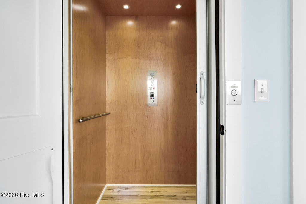 100560016 | Photo 22