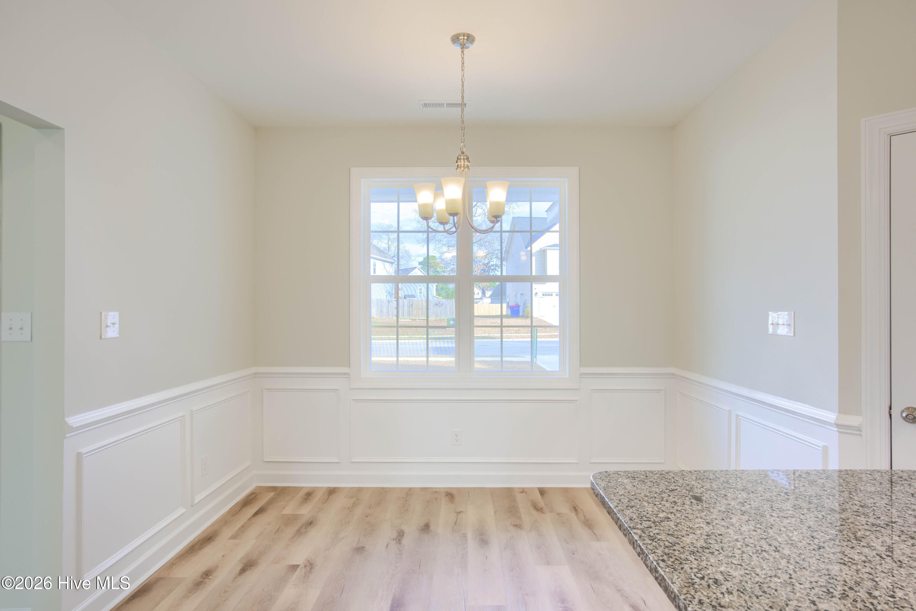 100526870 | Photo 27