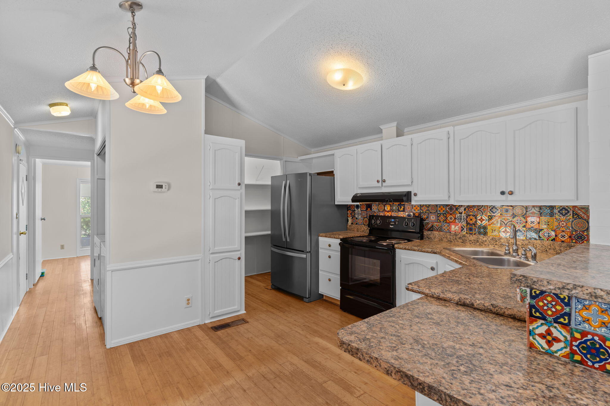 100531934 | Photo 25