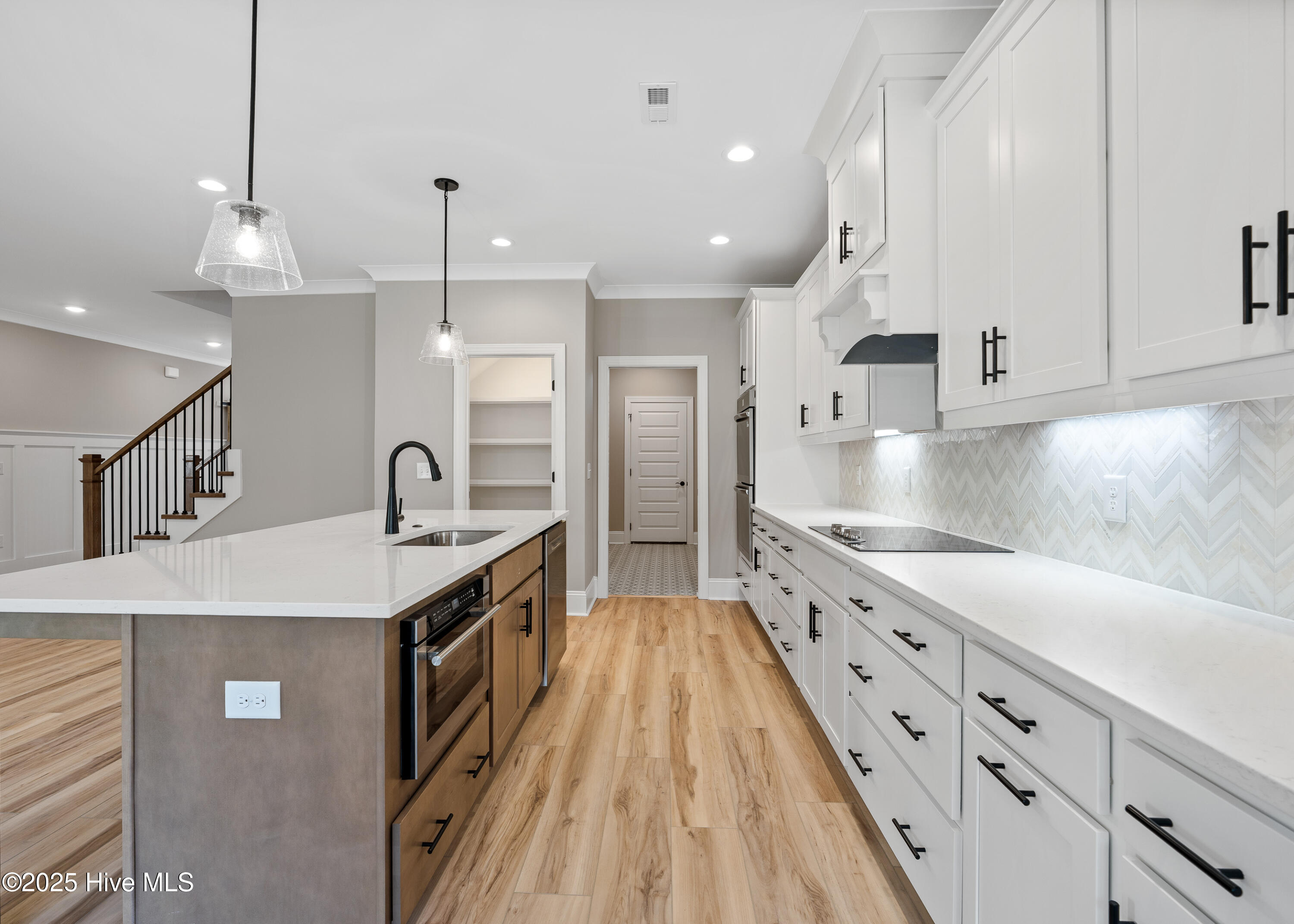 100537185 | Photo 14